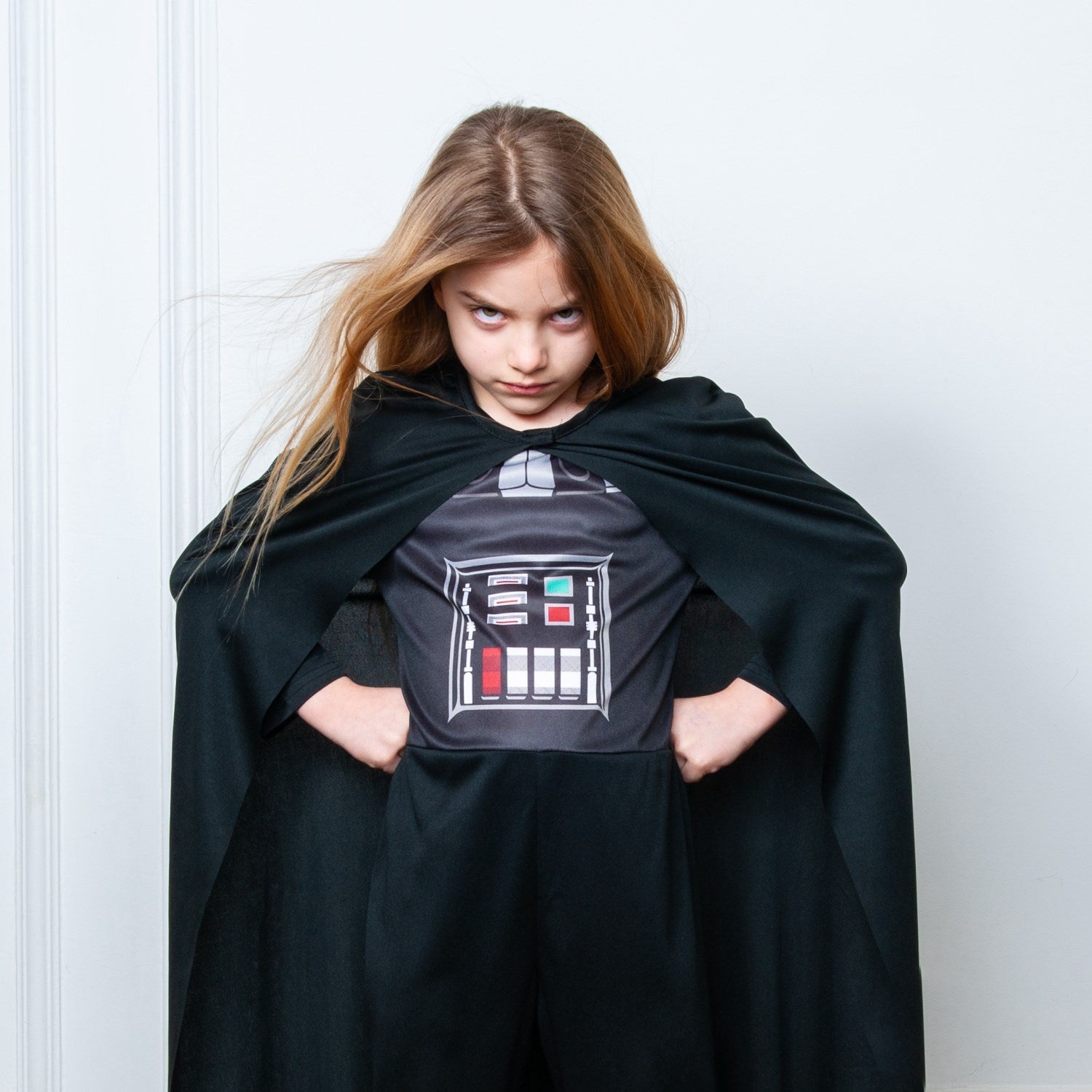 Jongen in Een Darth Vader Kostuum Met Zwaard Redactionele Fotografie - Image of buiten