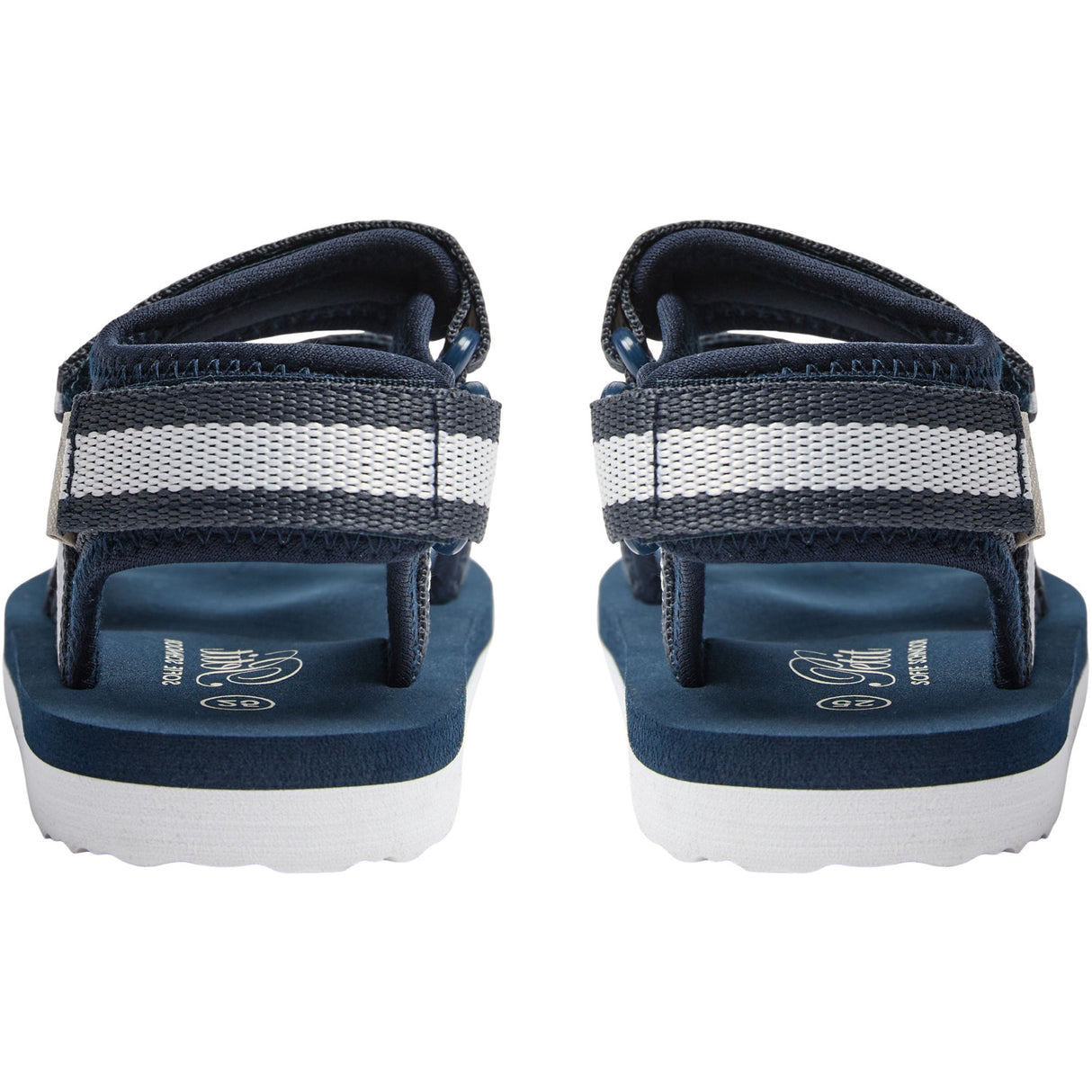 Et par Sofie Schnoor Blue Sandaler med justerbare stropper og en hvid stribet detalje på bagsiden af hælområdet. Sandalerne har en EVA sål og synligt mærke på indersålen. Billedet viser bagsiden af begge sandaler.