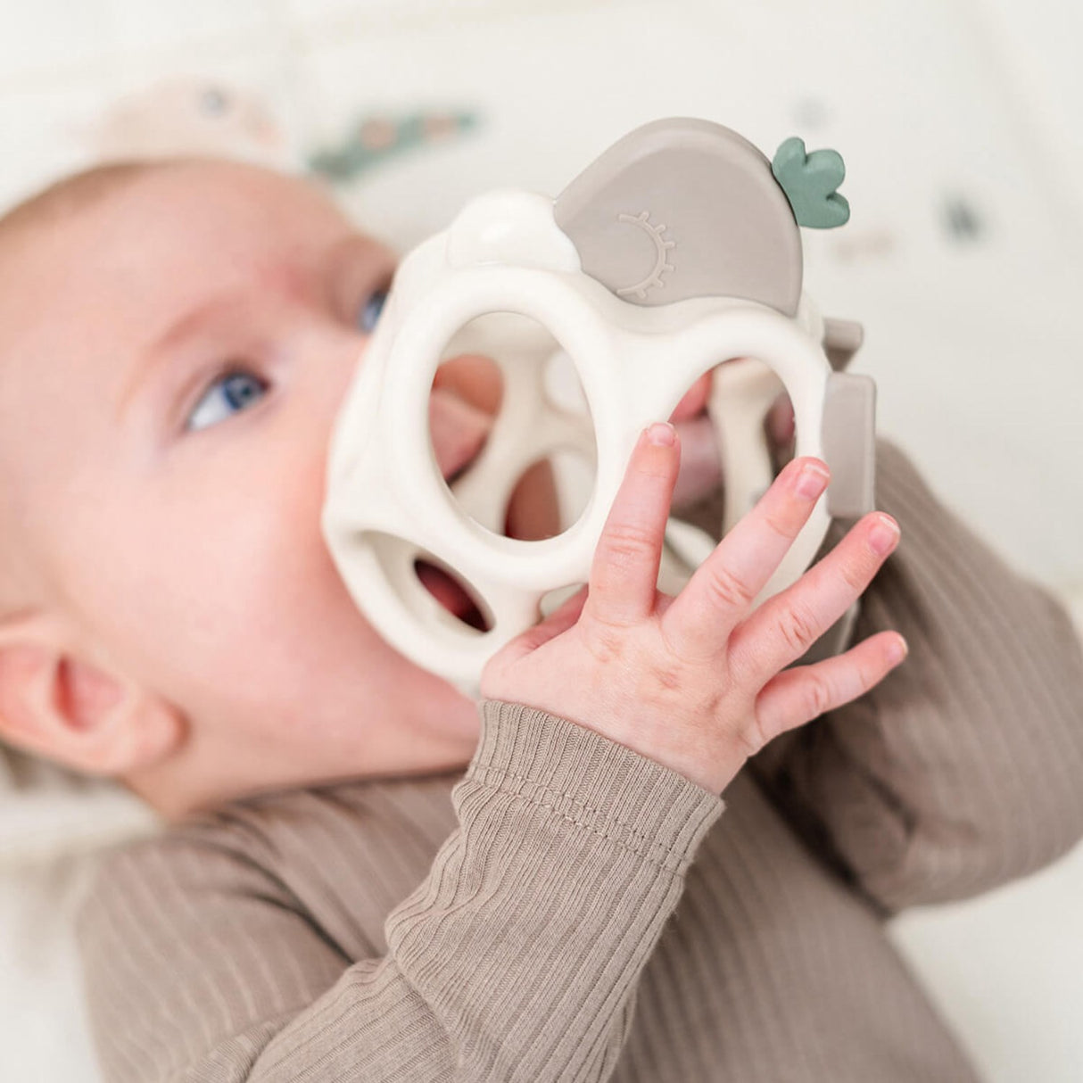 DonebyDeer Sand Gribe- og bidelegetøj Sheepy Sand