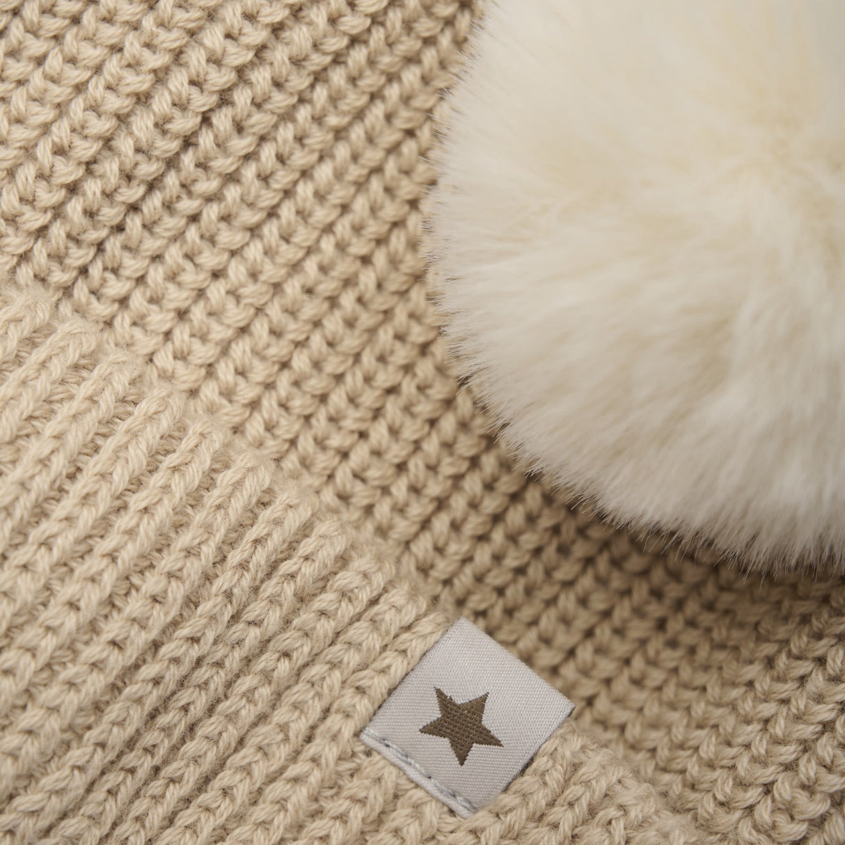 Huttelihut Irish Cream Hue Strik m. Pompoms