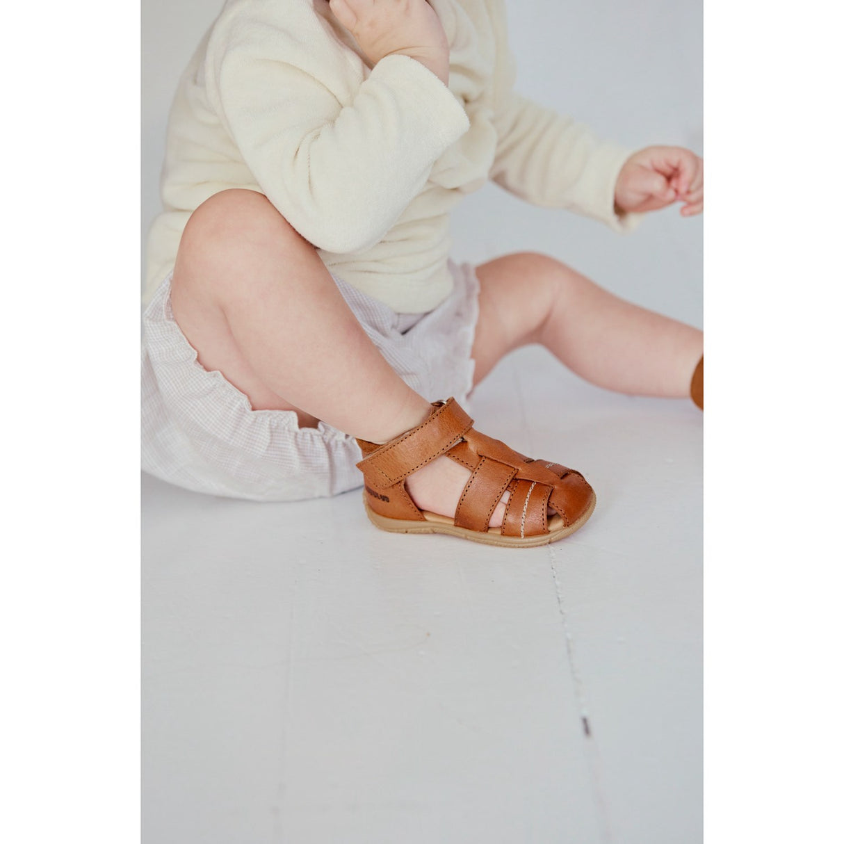 Angulus Cognac Barnets Første Sandal Med Kontraststikninger