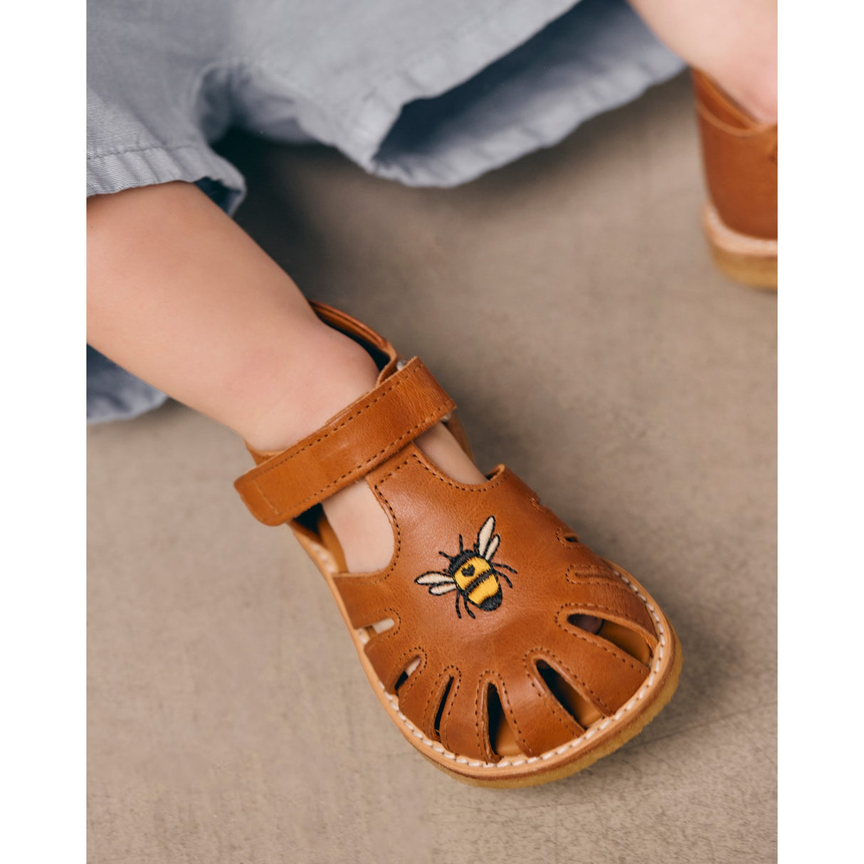 Angulus Cognac Begynder Sandal Med Bi Broderi