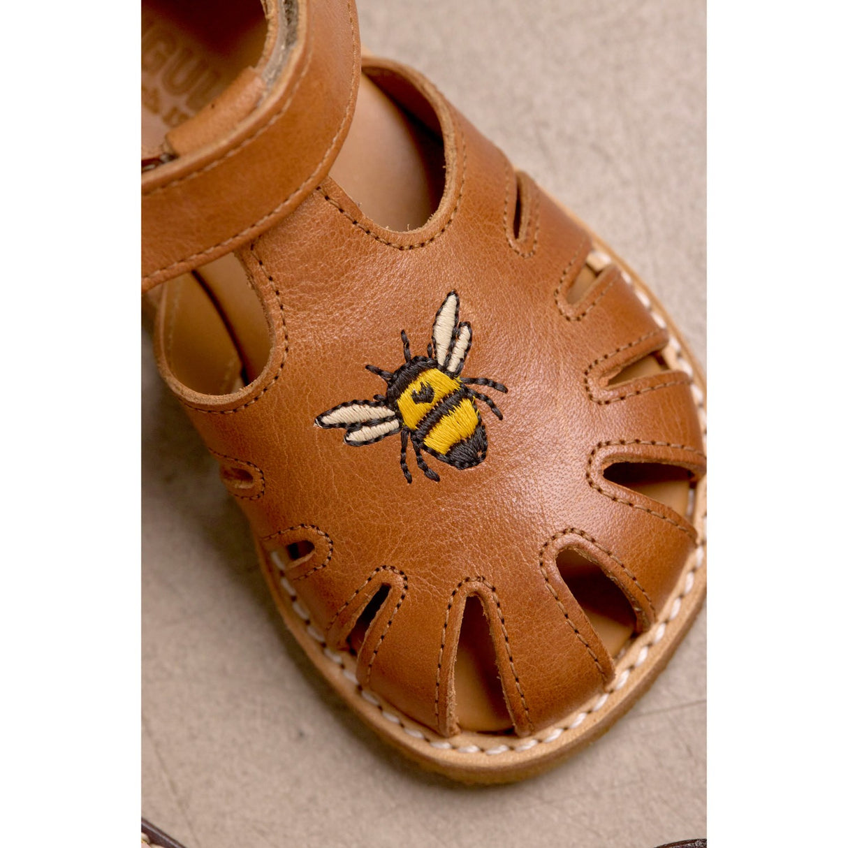 Angulus Cognac Begynder Sandal Med Bi Broderi