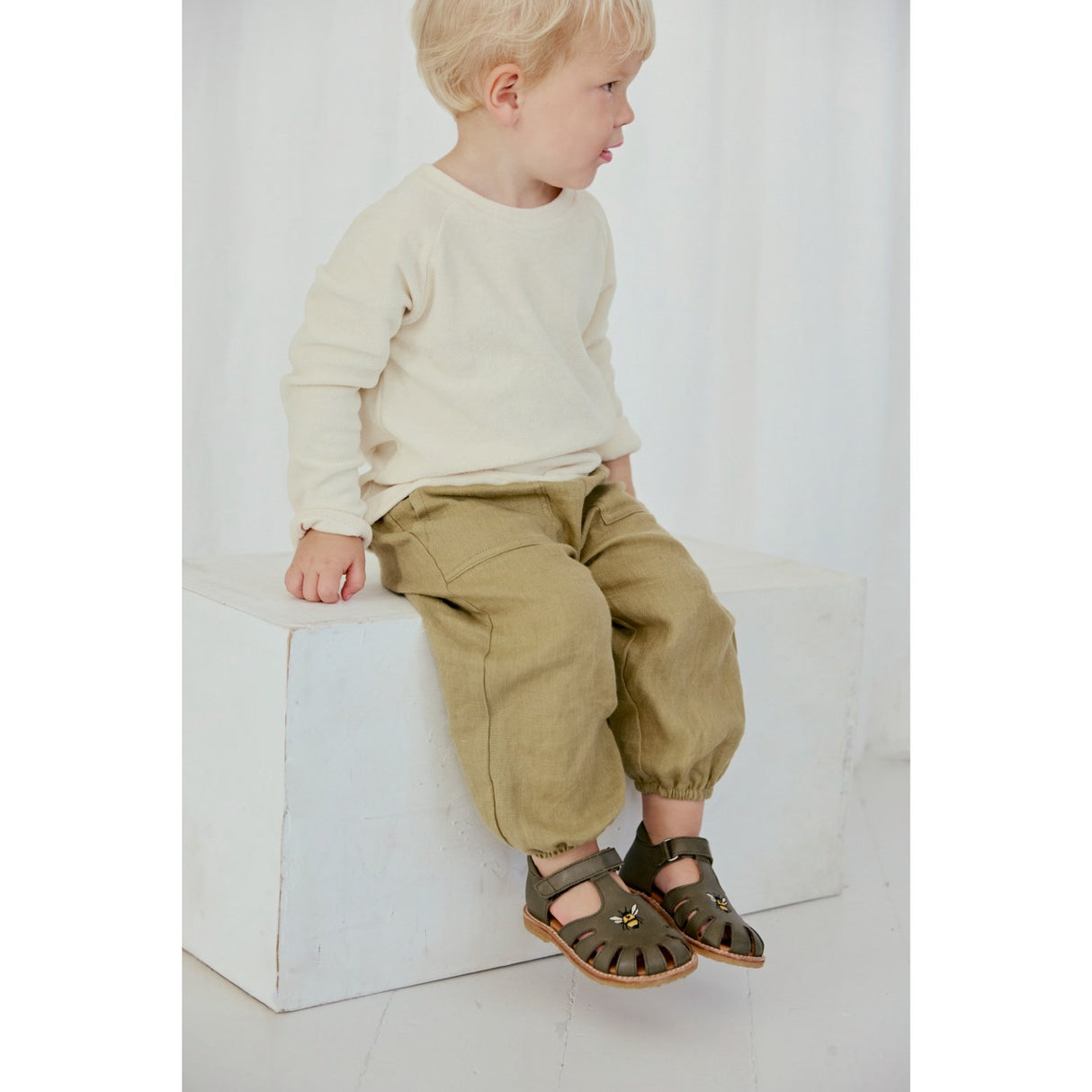 Angulus Forrest Begynder Sandal Med Bi Broderi