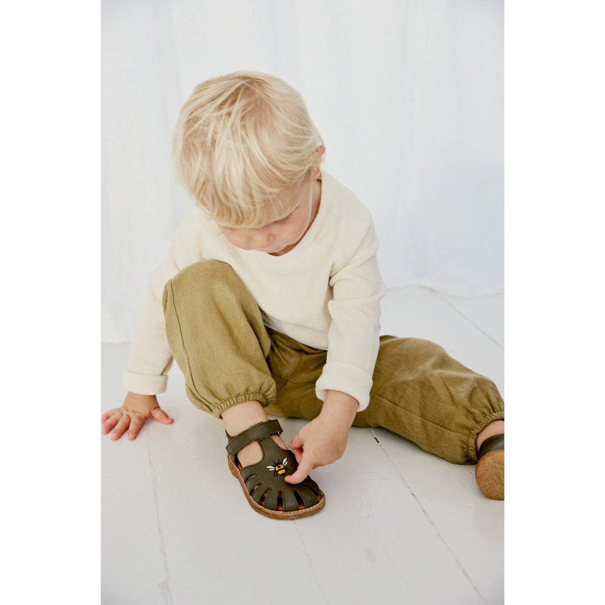 Angulus Forrest Begynder Sandal Med Bi Broderi