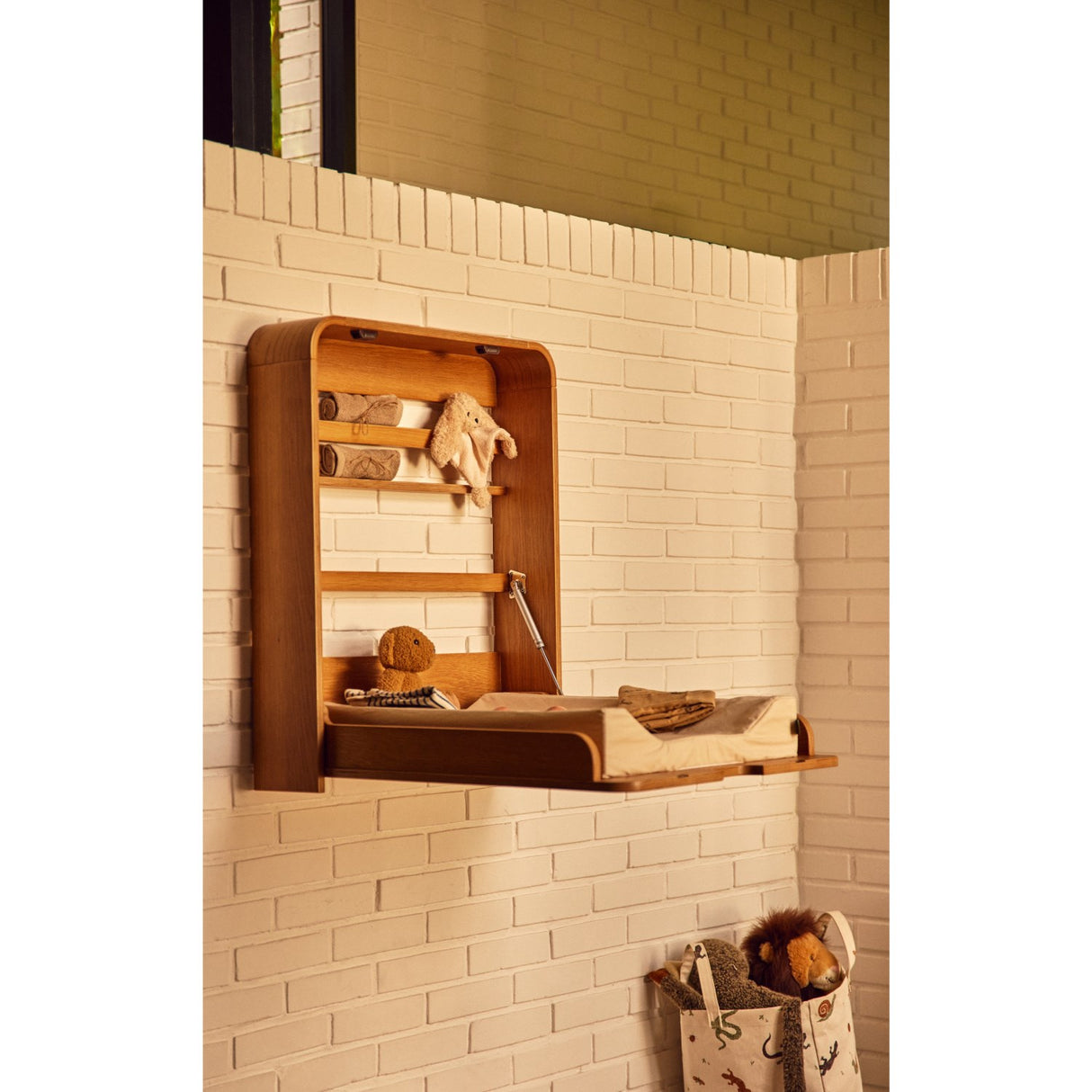 FLEXA Oak Væghængt Puslebord