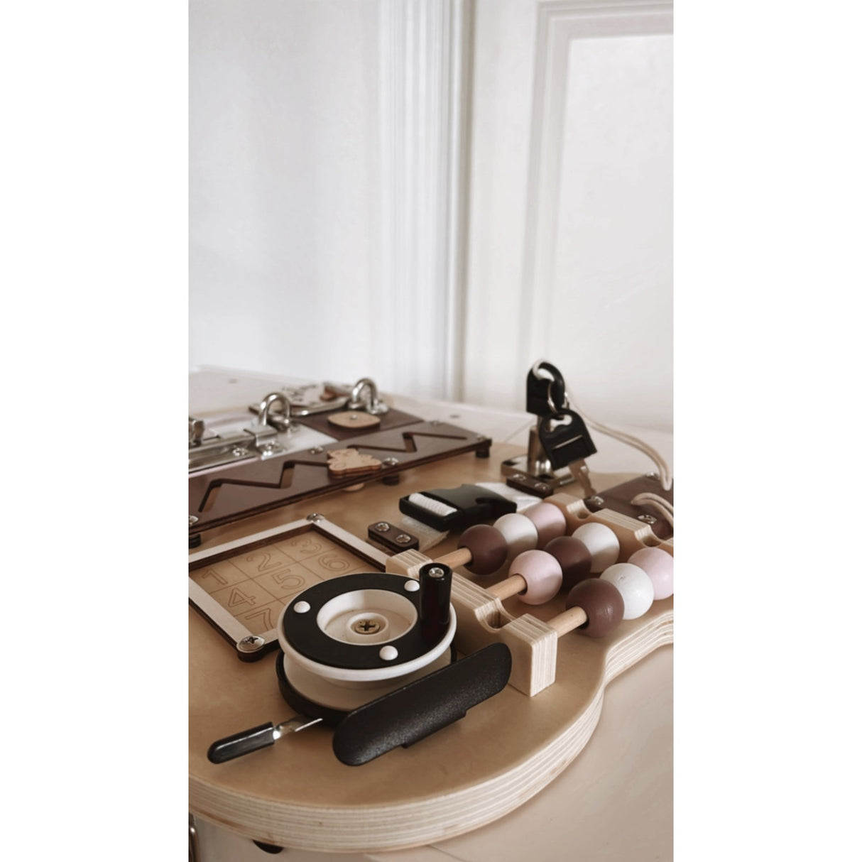 HEMMINGSEN Kids Brown Aktivitetstavle Bjørn Bærbar