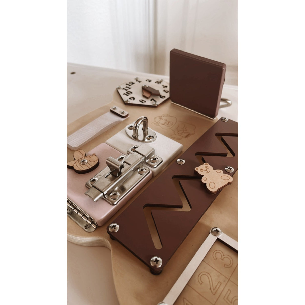 HEMMINGSEN Kids Brown Aktivitetstavle Bjørn Bærbar