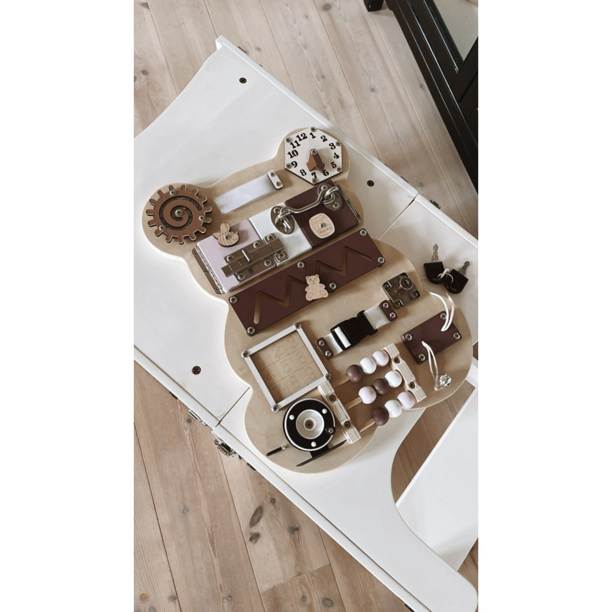 HEMMINGSEN Kids Brown Aktivitetstavle Bjørn Bærbar