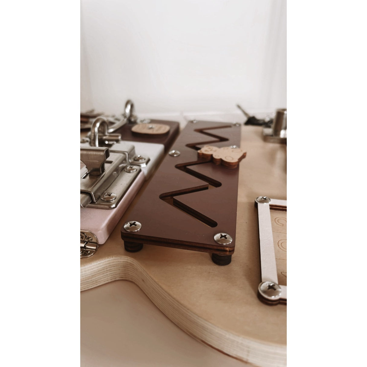 HEMMINGSEN Kids Brown Aktivitetstavle Bjørn Bærbar