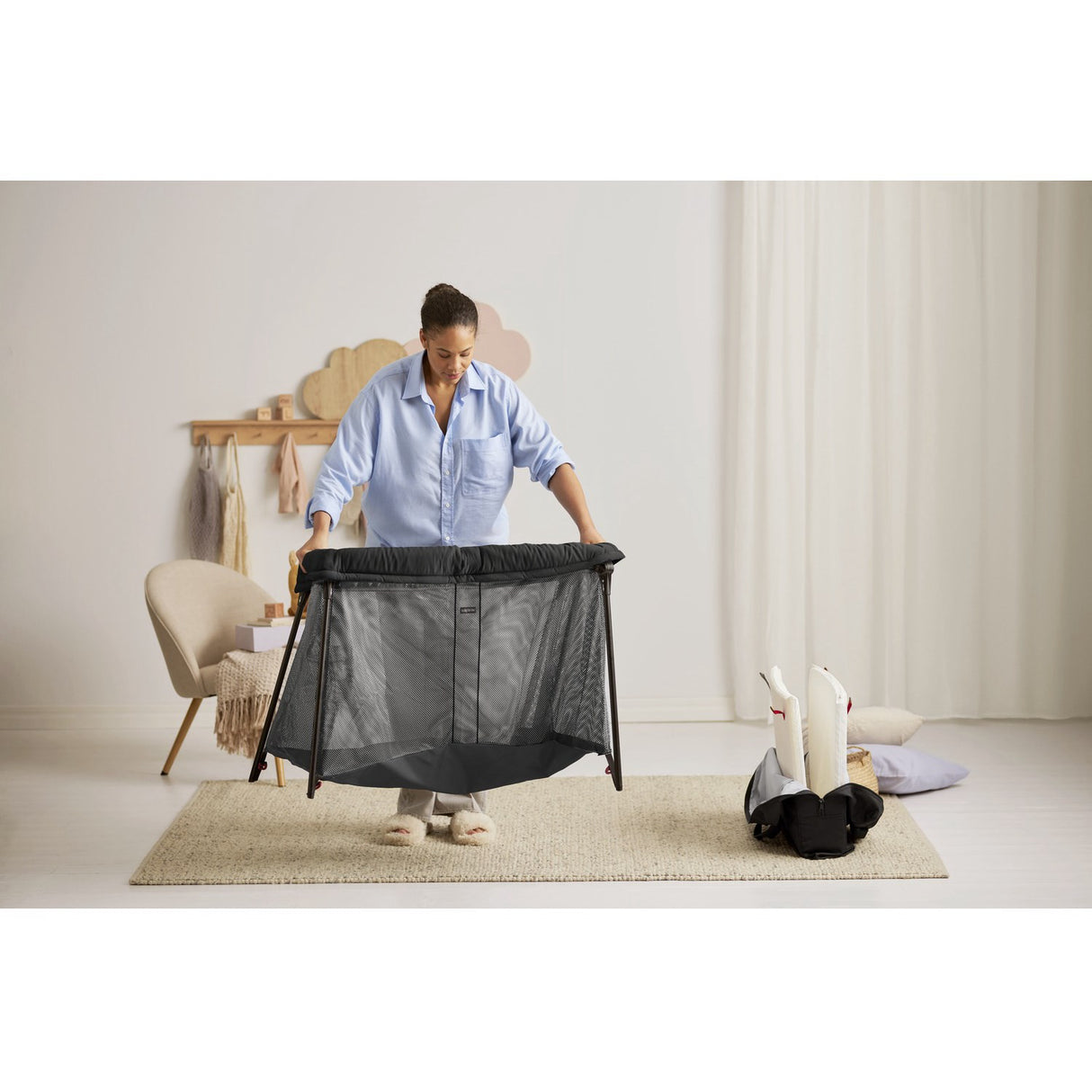 BabyBjörn Black Rejseseng Light Med Overtrækslagen