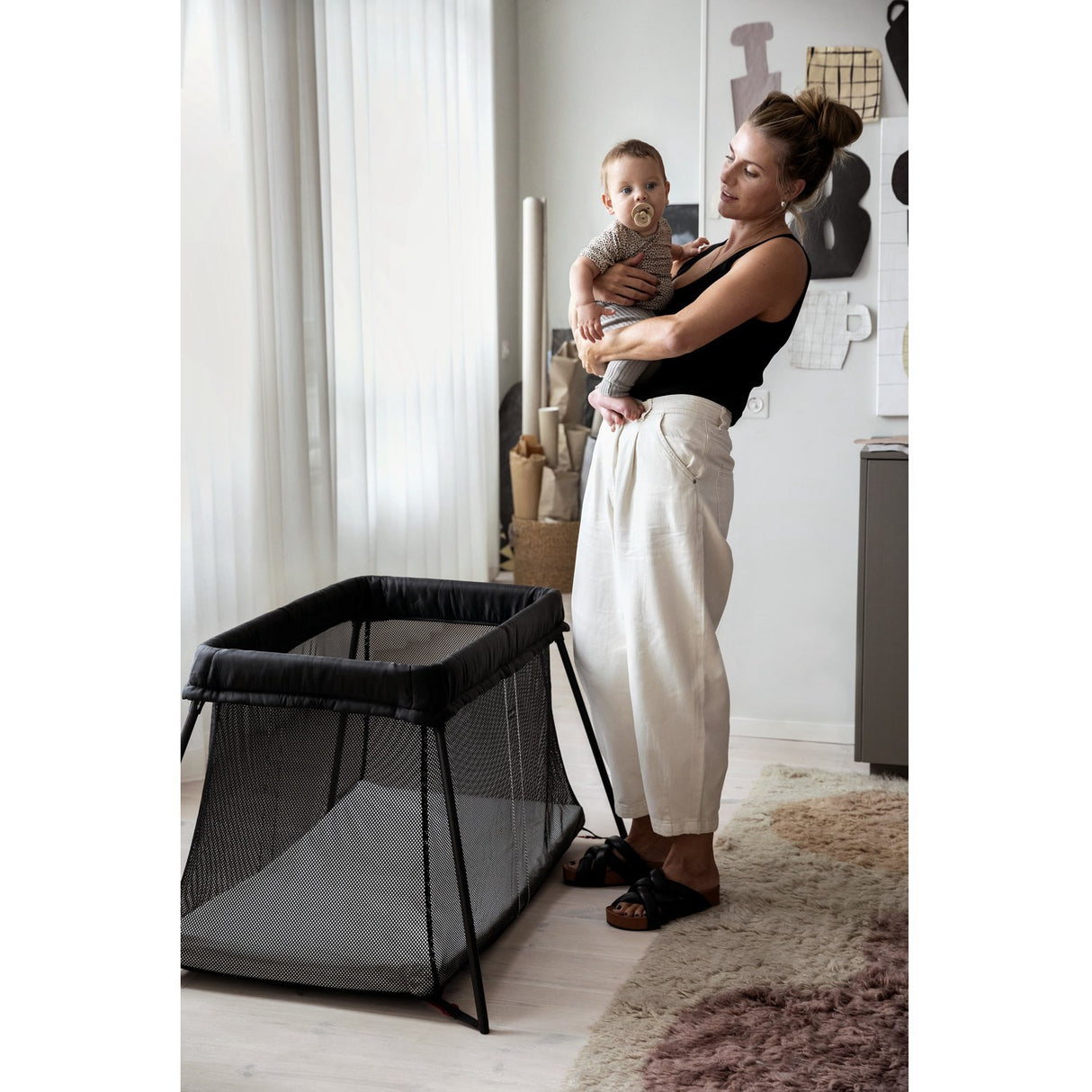 BabyBjörn Black Rejseseng Light Med Overtrækslagen