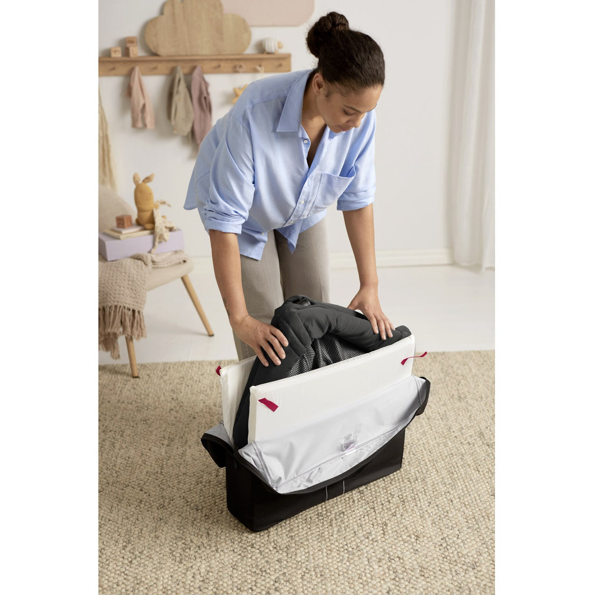 BabyBjörn Black Rejseseng Light Med Overtrækslagen