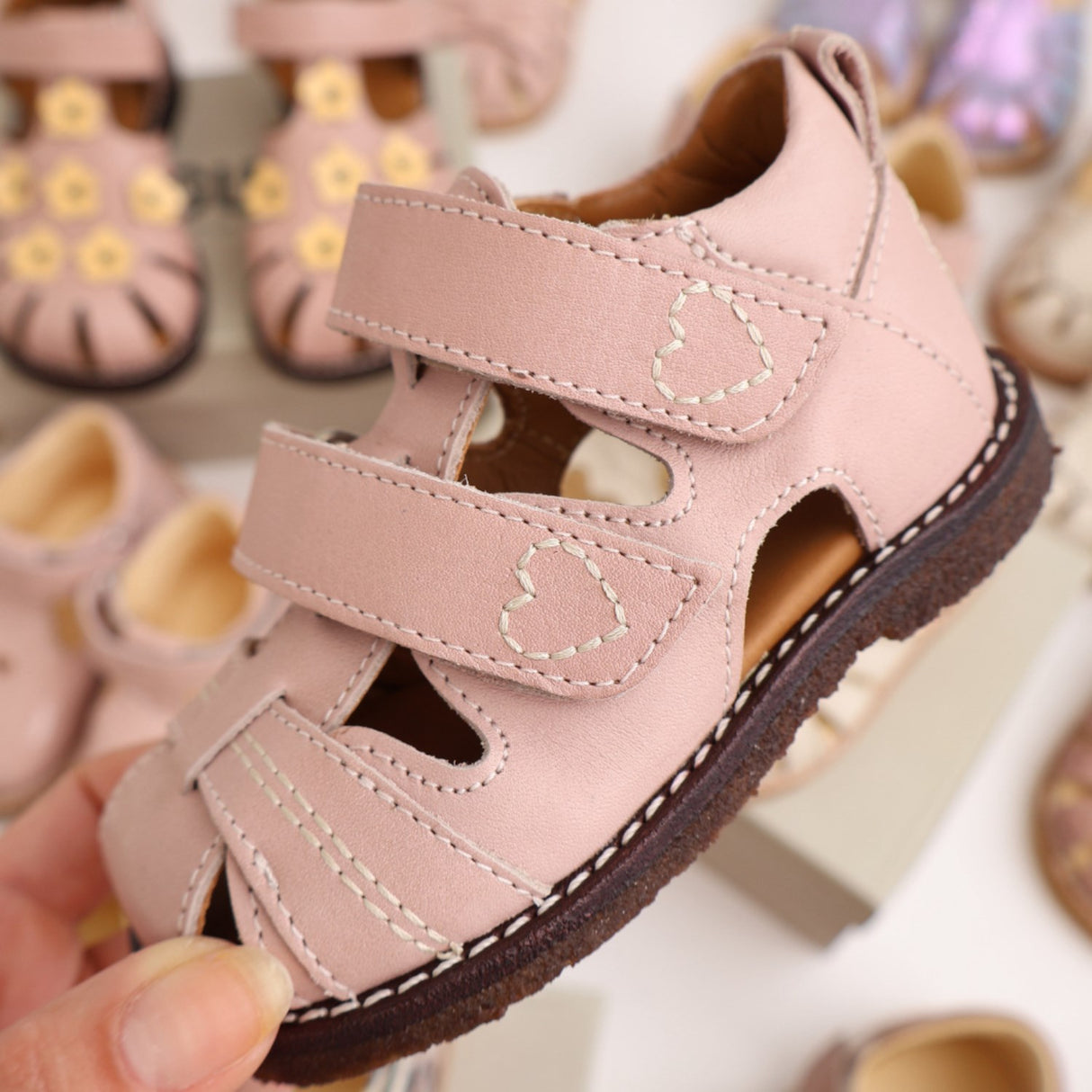 Angulus Rosebud Begynder Sandal Med Kontrast Hjertebroderi