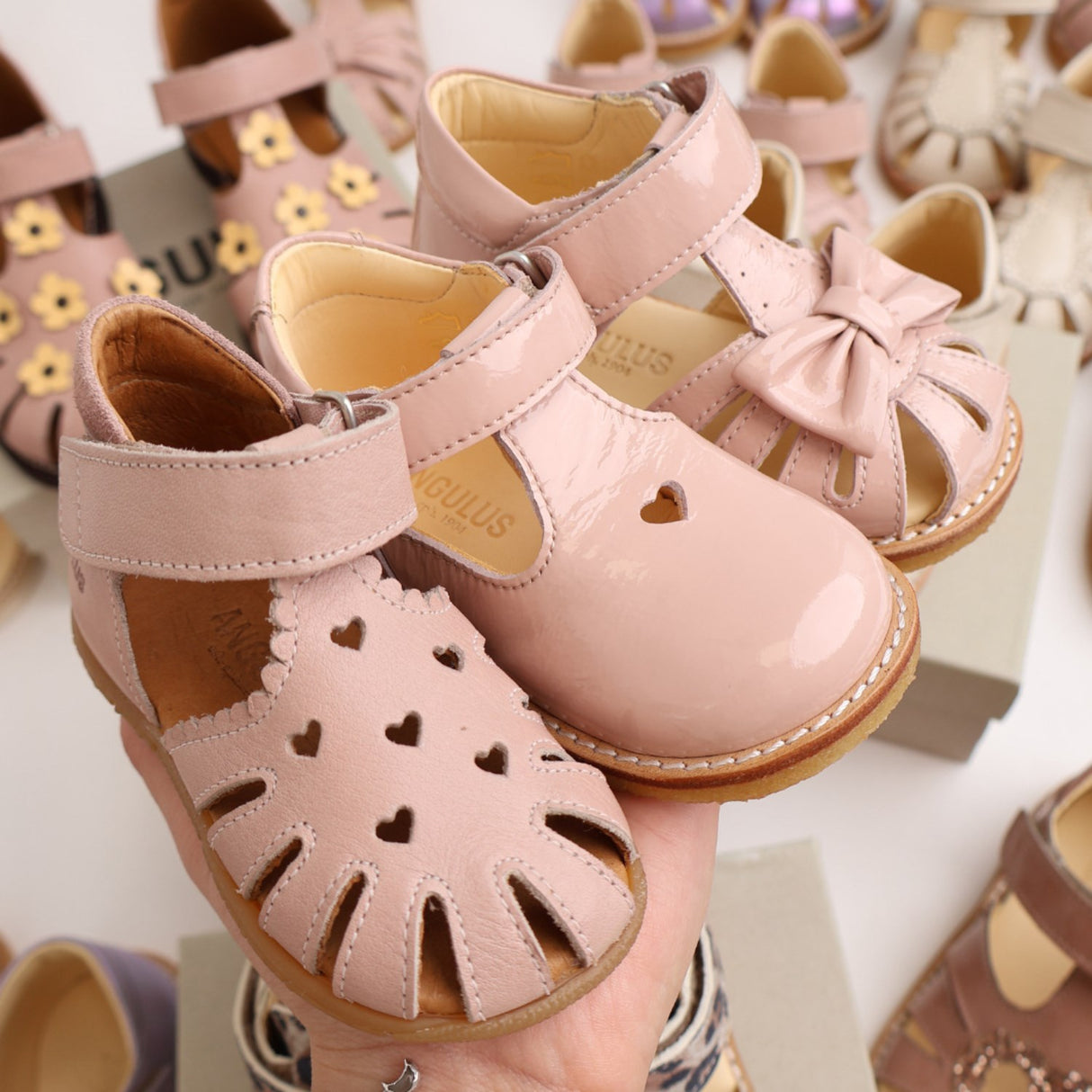 Angulus Rosebud Begynder Sandal Med Sløjfe Og Velcro Lukning