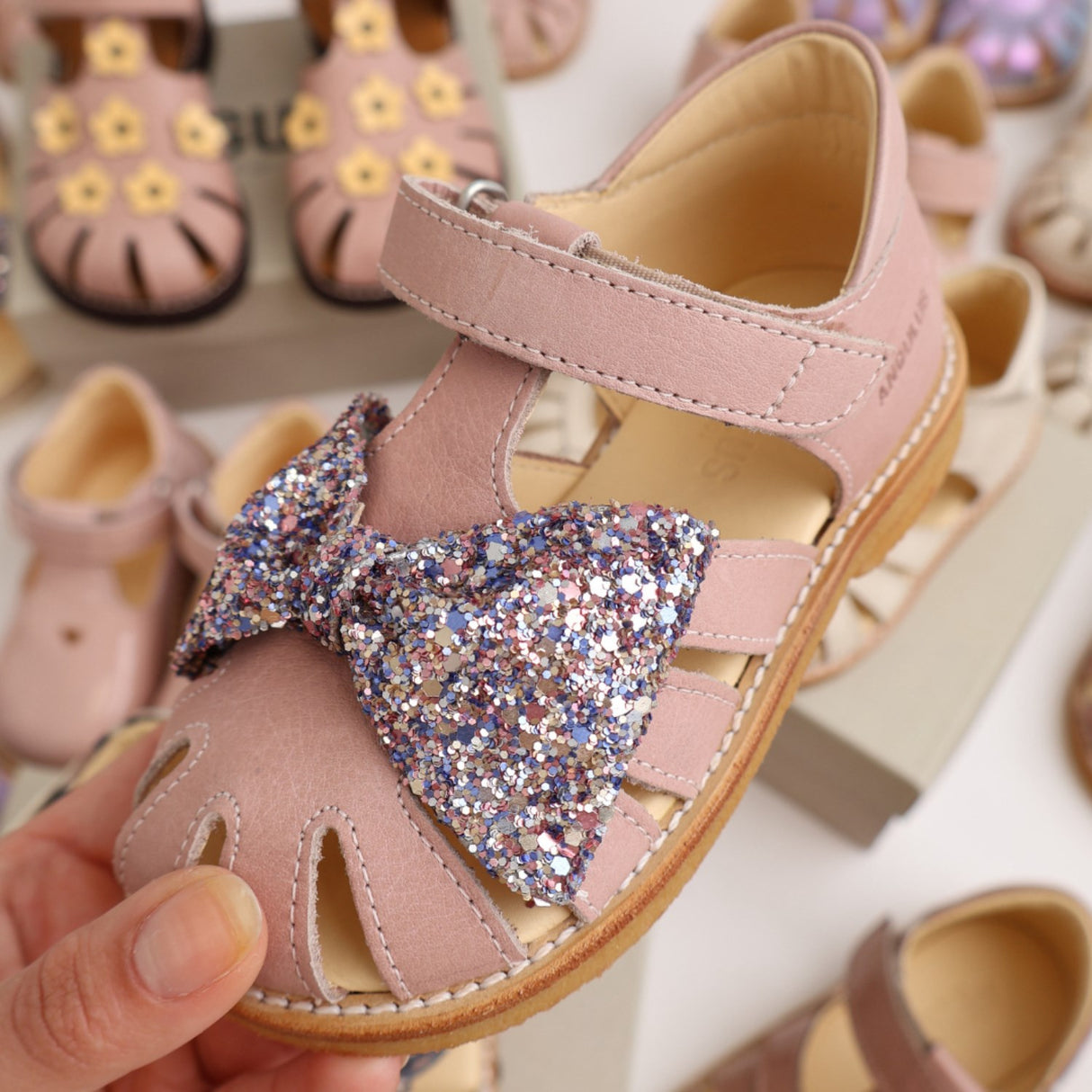 Angulus Rosebud/Pastel Multi Glitter Sandal Med Glittersløjfe Og Velcrolukning