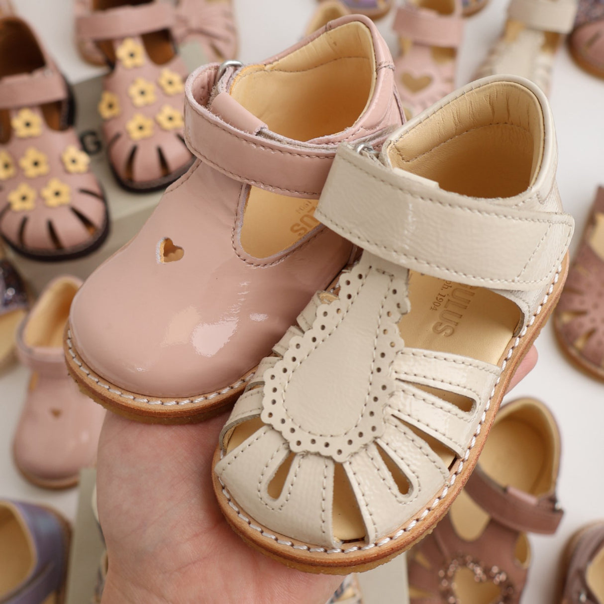 Angulus Buttermilk Begynder Sandal Med Velcrolukning