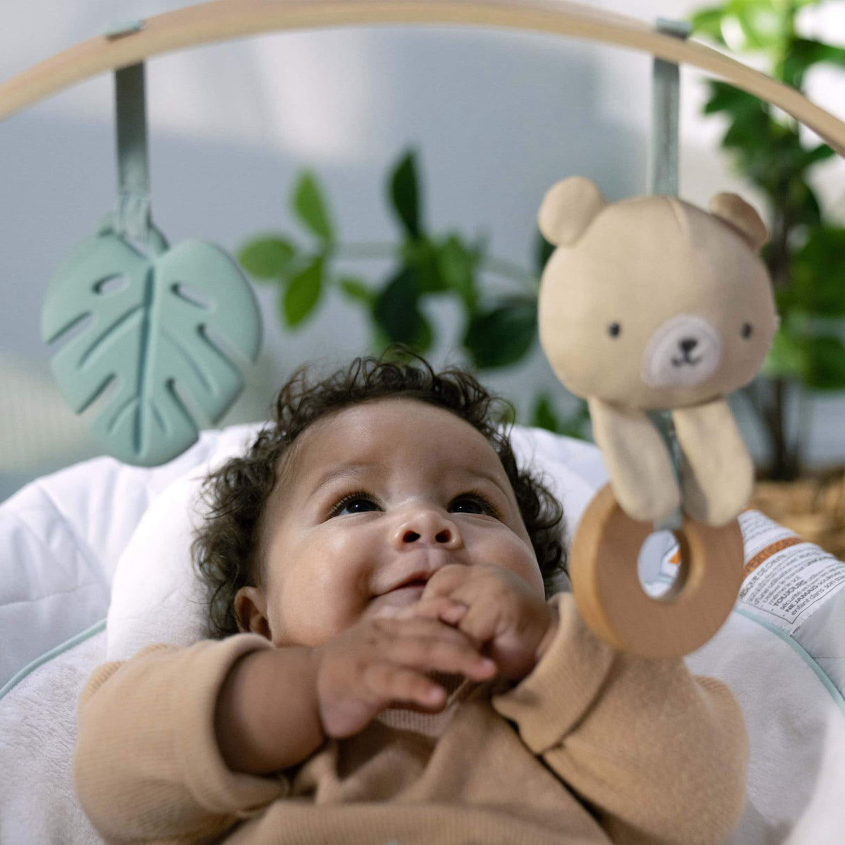 Ingenuity Grey Cosy Spot Skråstol Med Aktivitetsbøjle I Træ