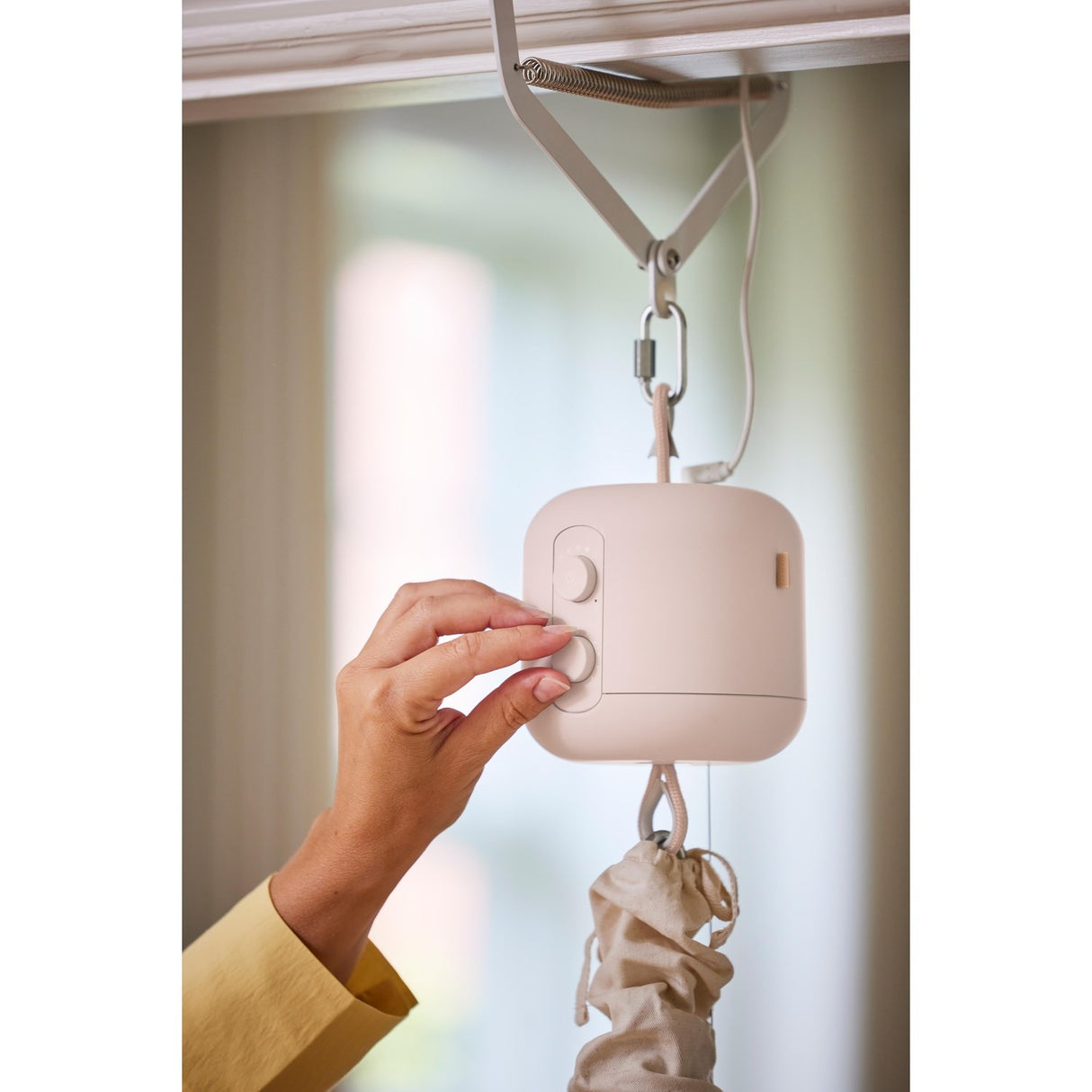 MEMBANTU Beige Vuggemotor Leelo02