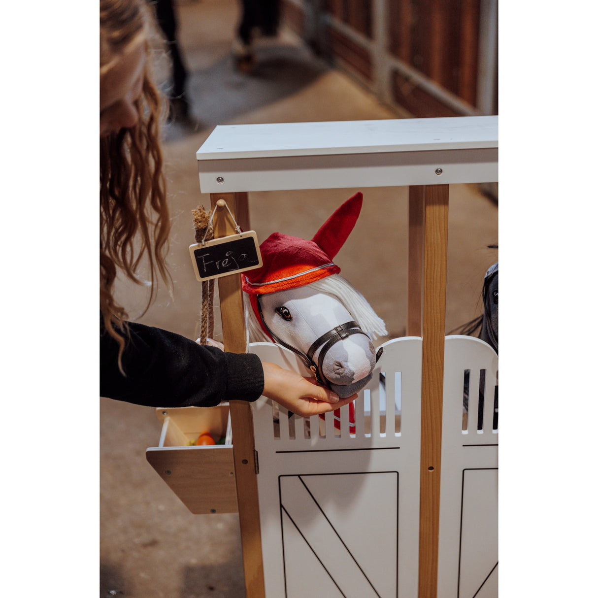 by Astrup Stævnesæt, Rød