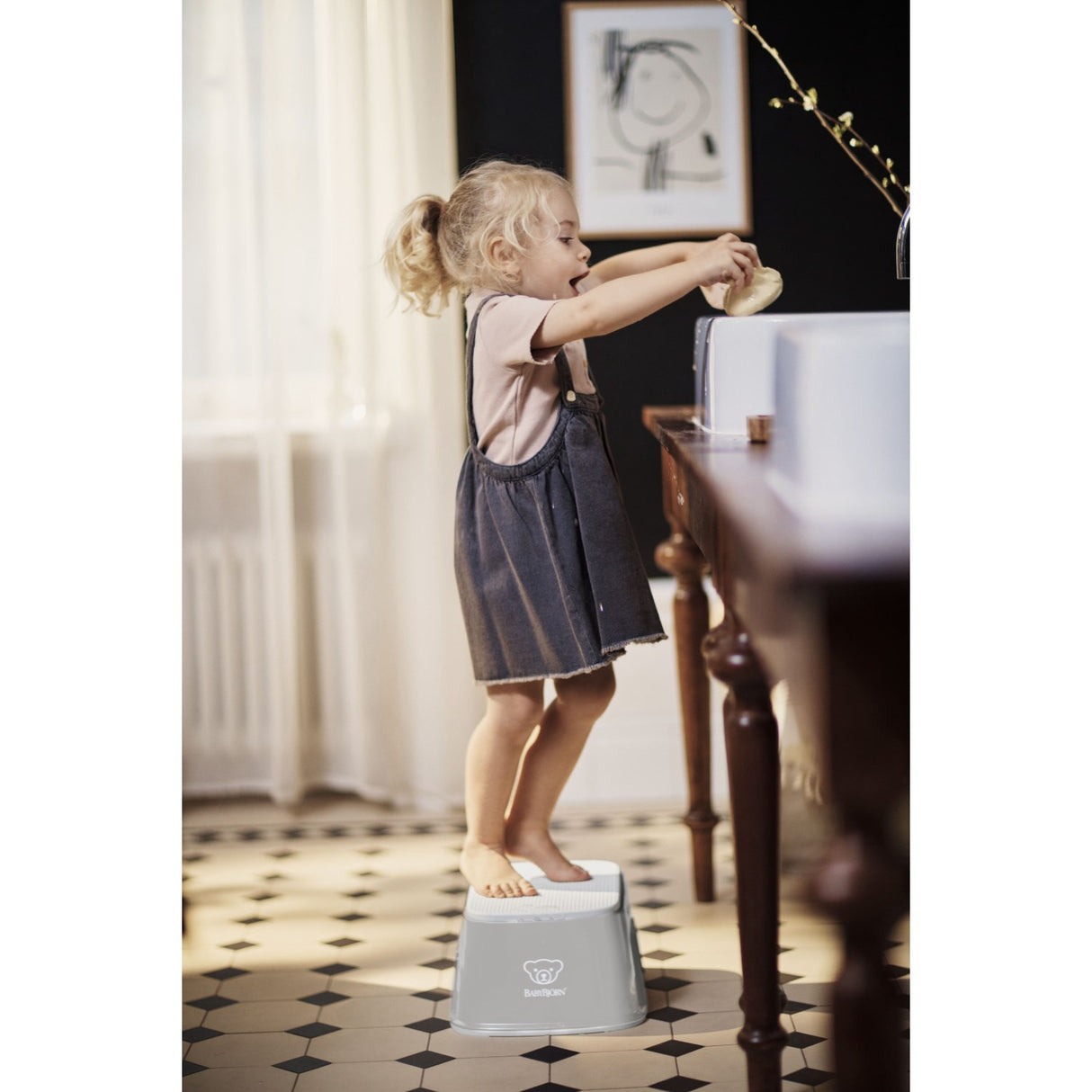 BabyBjörn Grey/White Børnetaburet