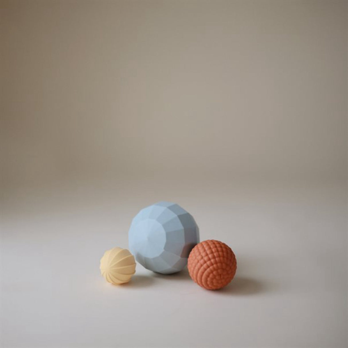 Mushie Powder Blue Nesting Spheres Sanselegetøj
