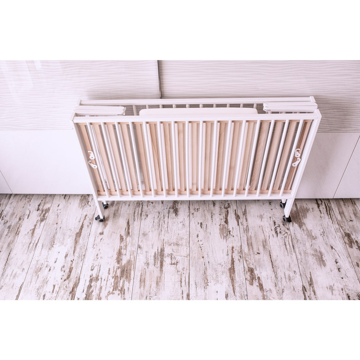 tiSsi® White Laquer Jori Sammenklappelig Seng Massiv Bøg