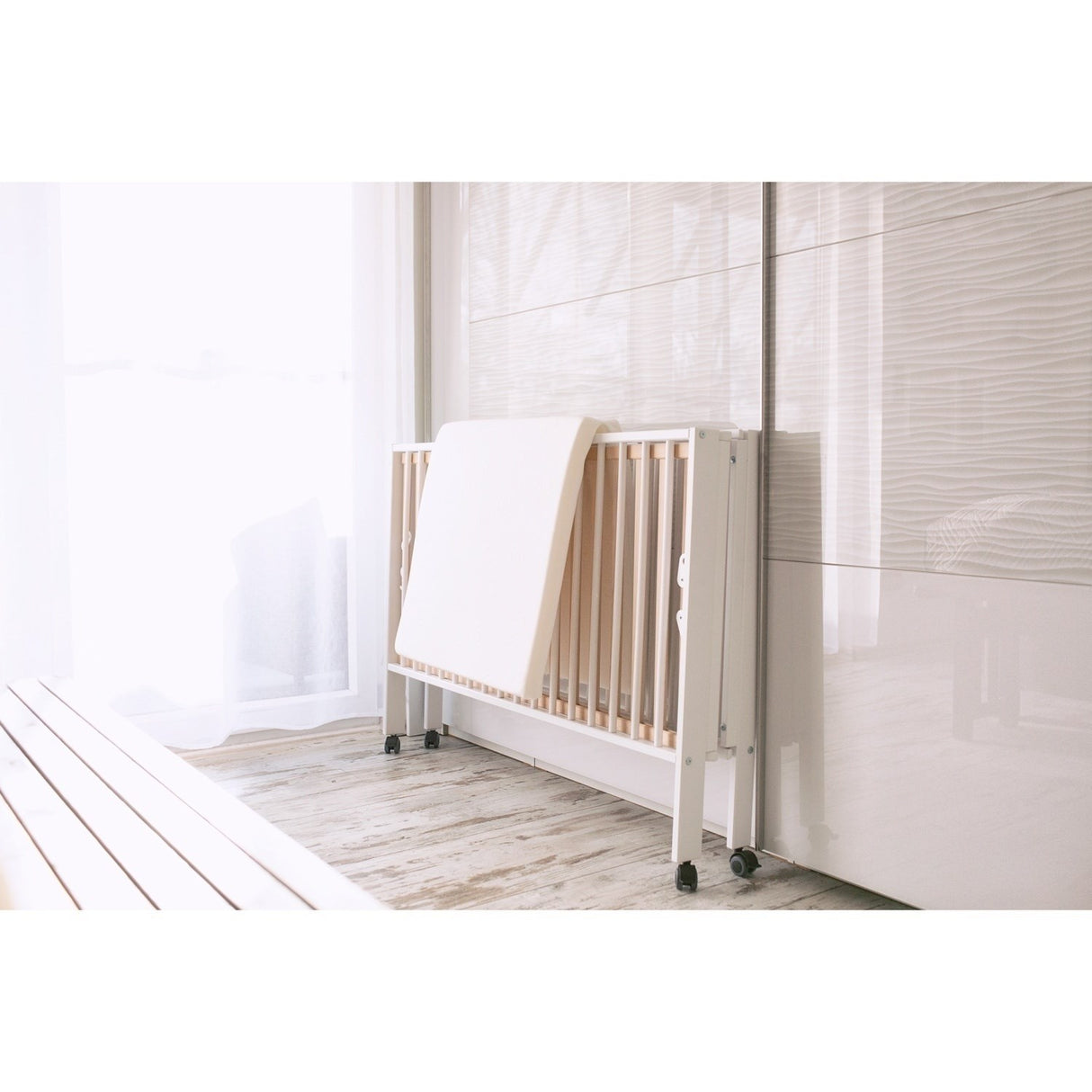 tiSsi® White Laquer Jori Sammenklappelig Børneseng Massiv Bøg