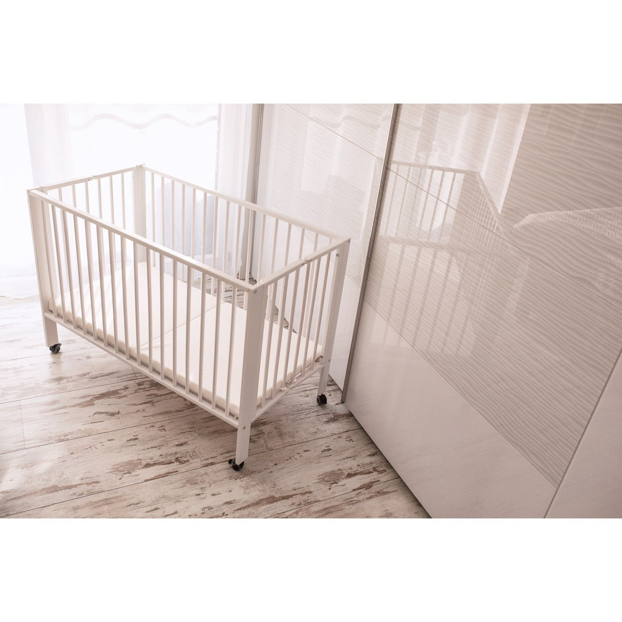 tiSsi® White Laquer Jori Sammenklappelig Børneseng Massiv Bøg