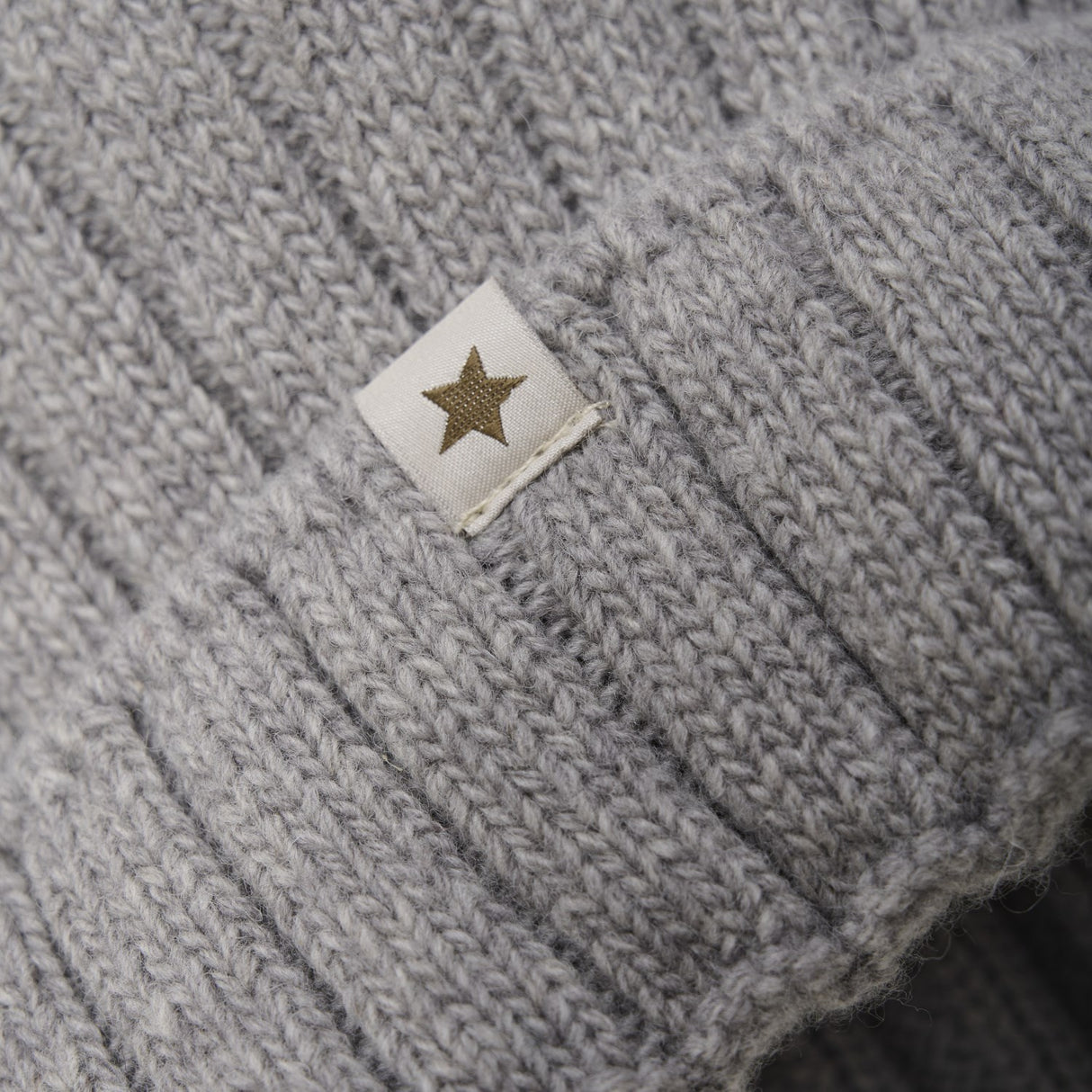 Huttelihut Medium Grey Melange Hue Strik Alpaca Pompom