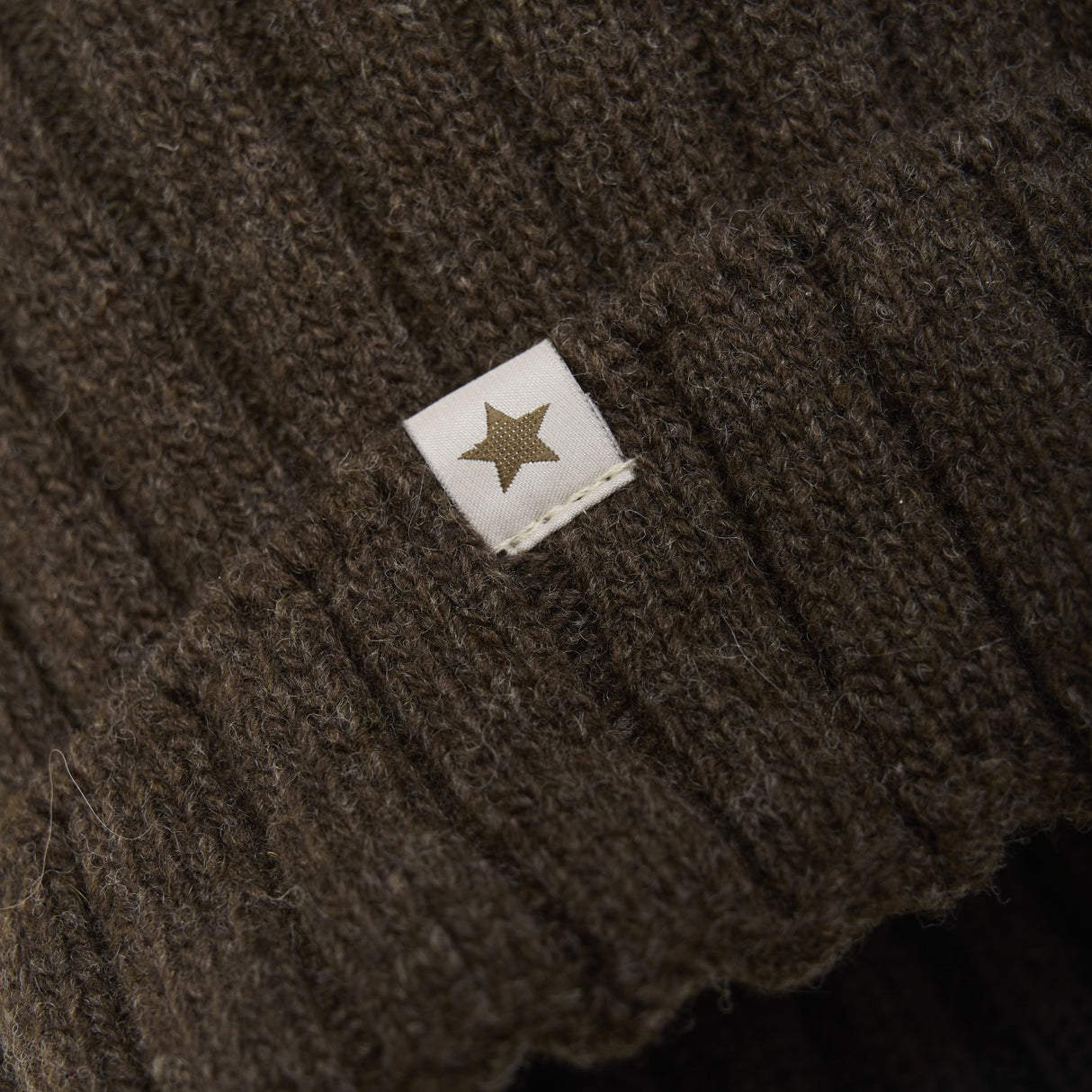 Huttelihut Dark Brown Melange Hue Strik Alpaca Pompom