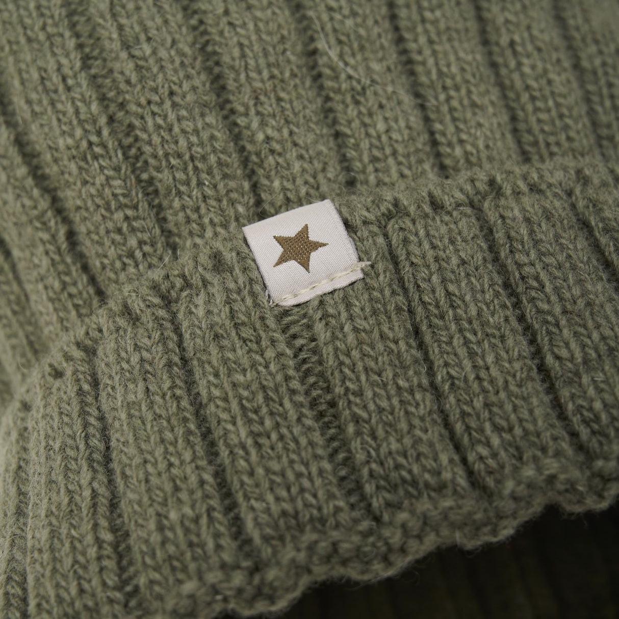 Huttelihut Beetle Hue Strik Alpaca Pompom