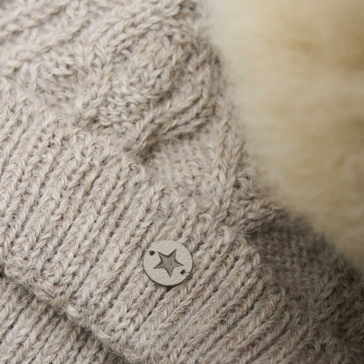 Huttelihut Camel Melange Hue Uld Strik Alpaca Pompom