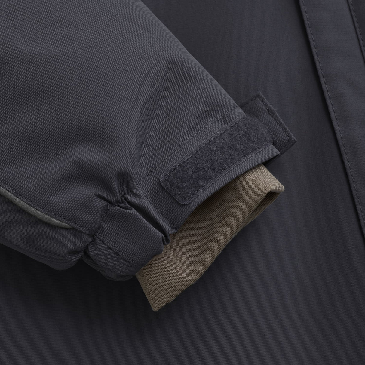 En Fant Ebony Baby Flyverdragt W. Fake Pels