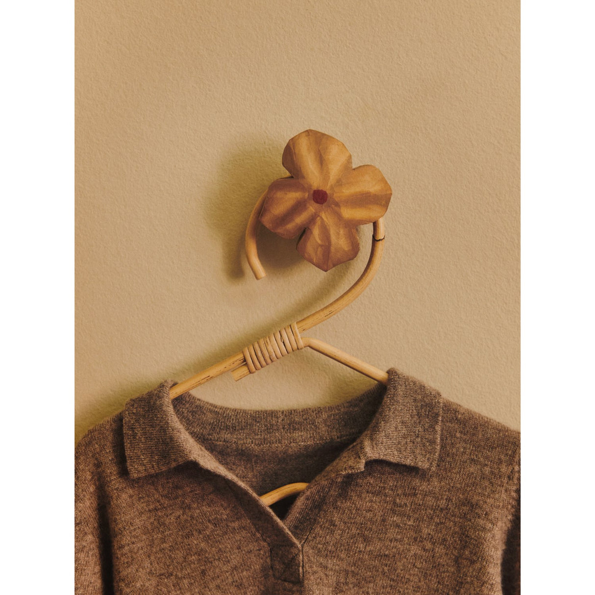 Ferm Living Rose Poesie Håndskåret Knage