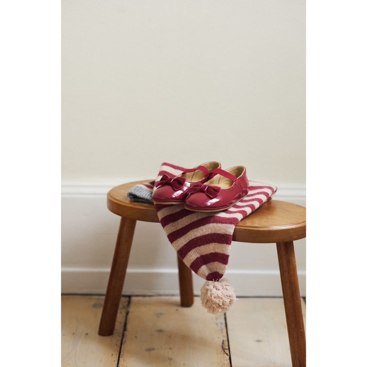 Wheat Red Stripe Strikket Nissehue