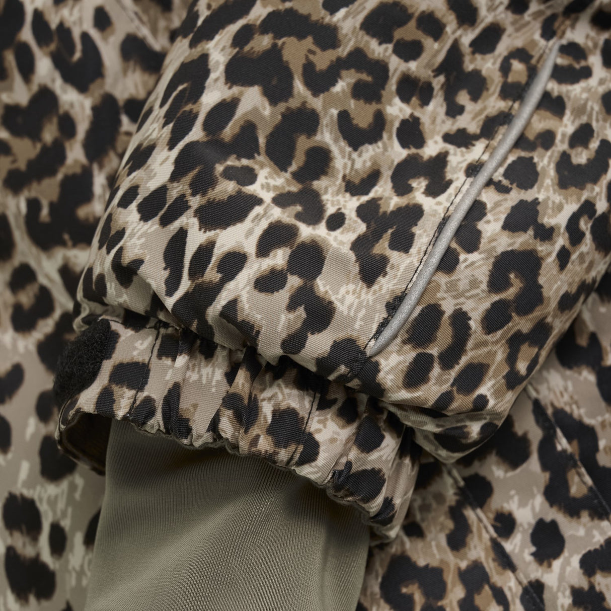 En Fant Pine Bark Baby Flyverdragt W. Flæser