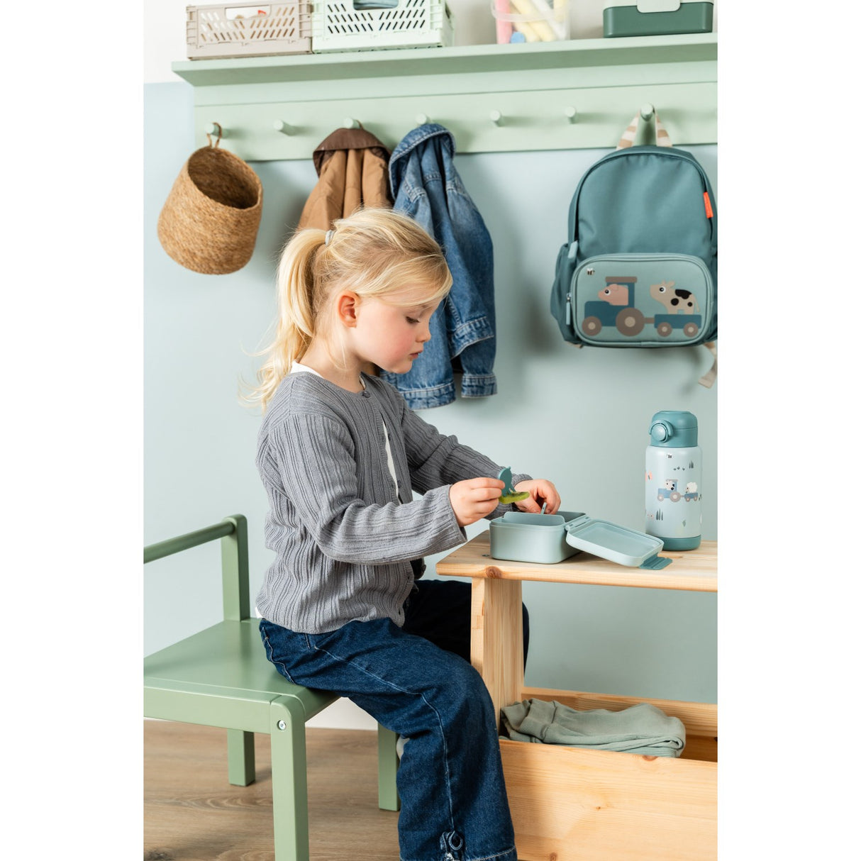 DonebyDeer Blue Tiny Farm Tiny Lunch Æske Med Snack Picks
