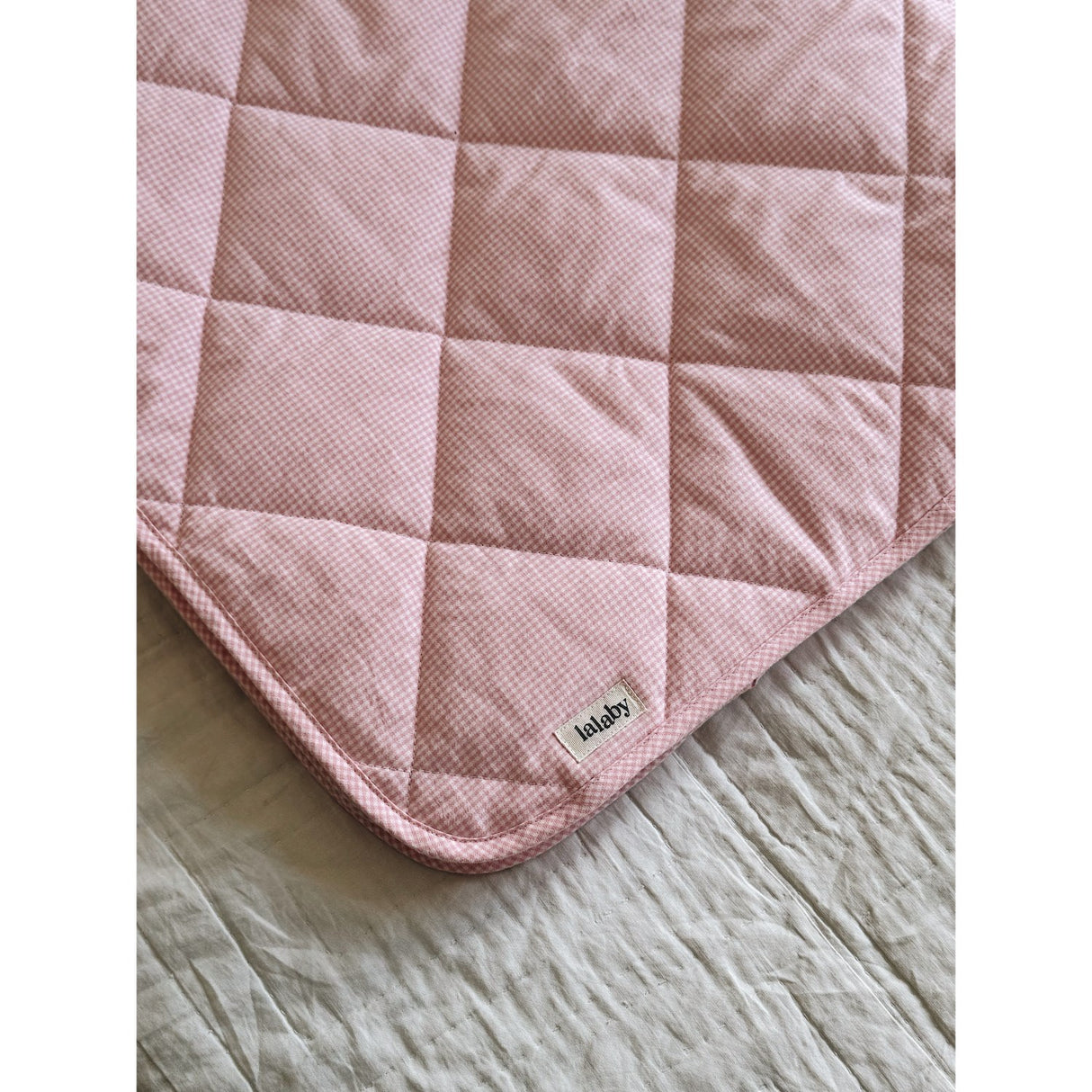 Lalaby Tiny Check Pink Quiltet Baby Tæppe