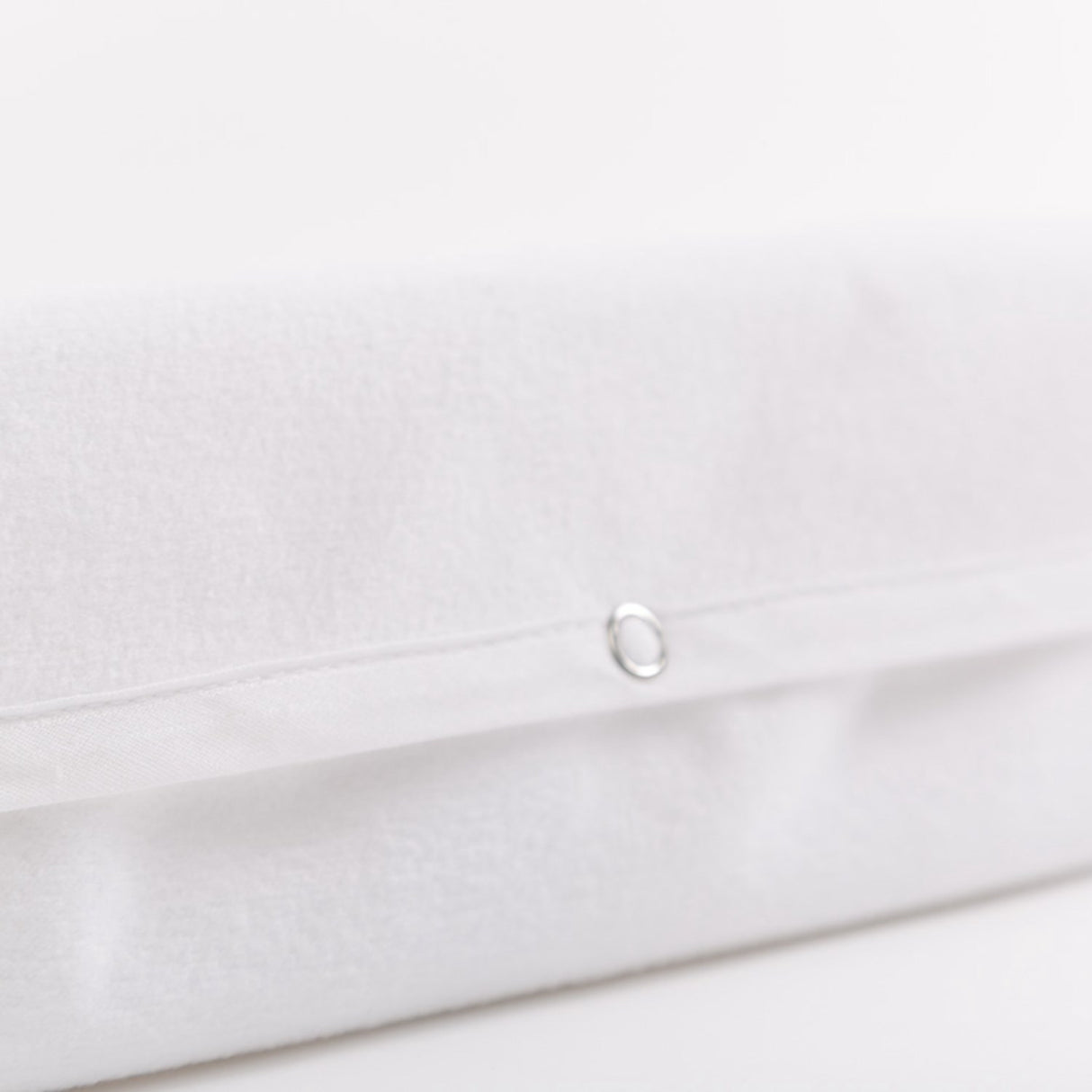 Doomoo White Narrow Wedge Pude