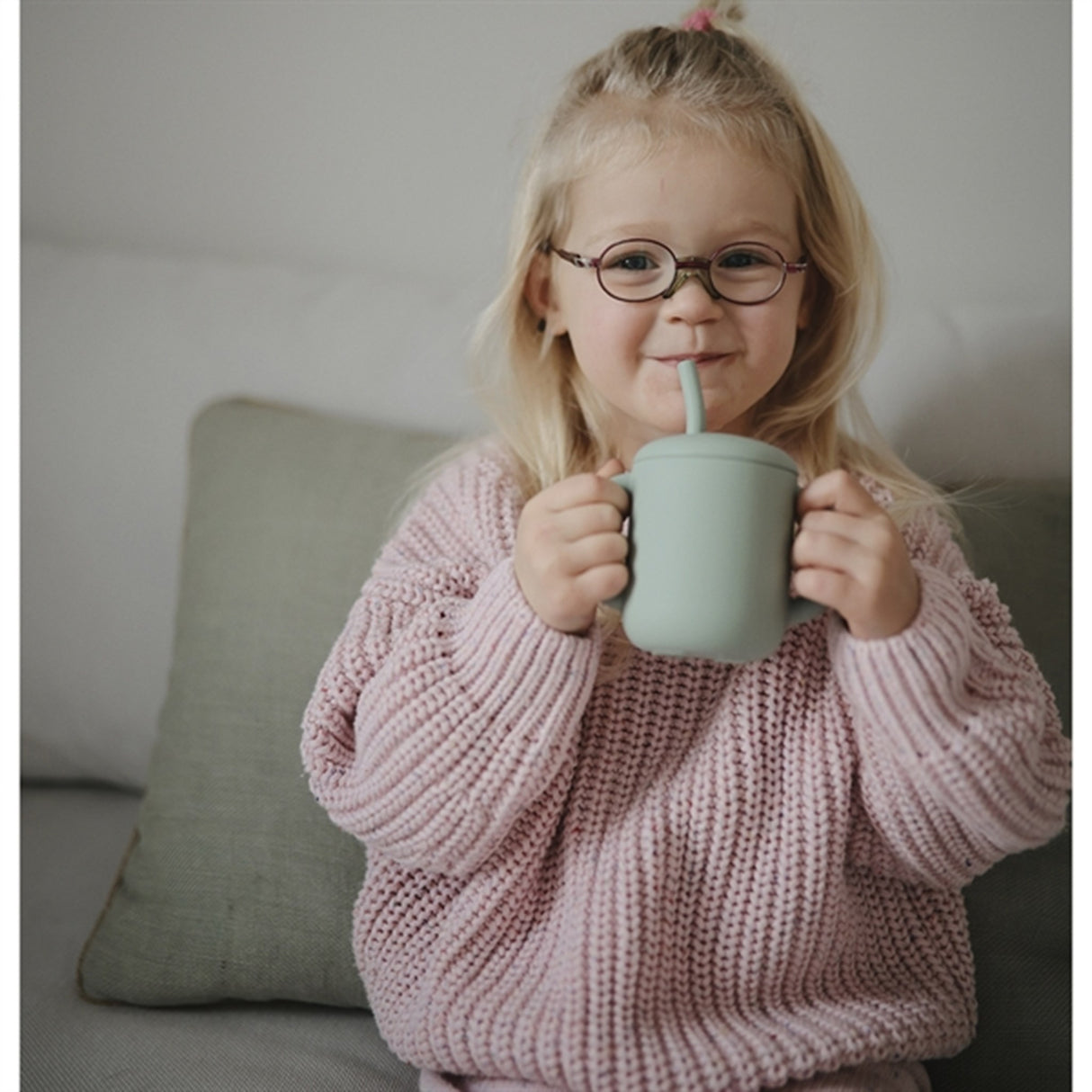 Mushie Silikone Drikkekop m. Sugerør Cambridge Blue