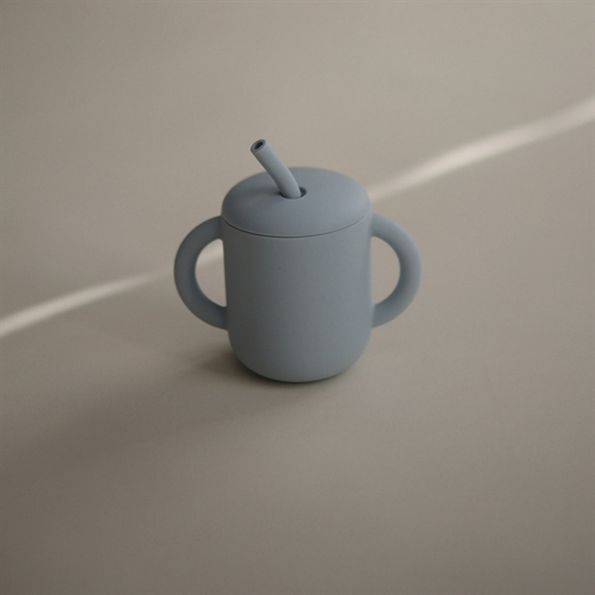 Mushie Silikone Drikkekop m. Sugerør Powder Blue
