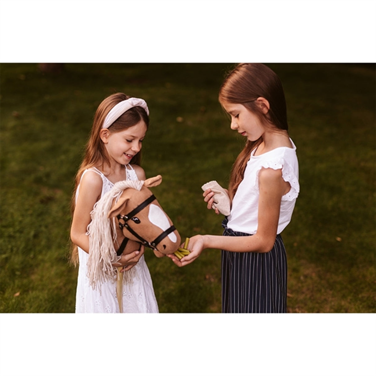 by Astrup Kæphest med Åben Mund Beige