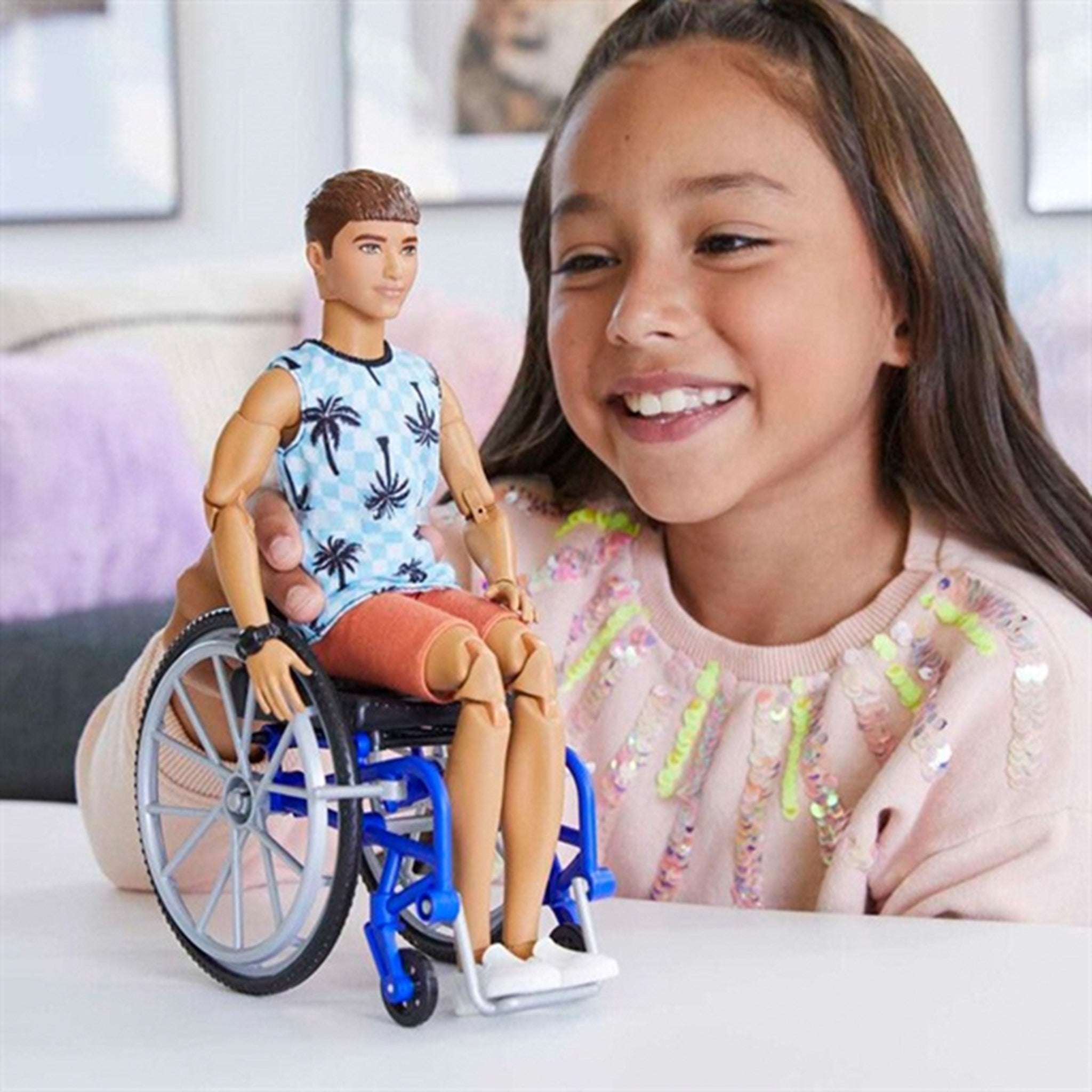 Barbie® Fashionista Ken Kørestol 2