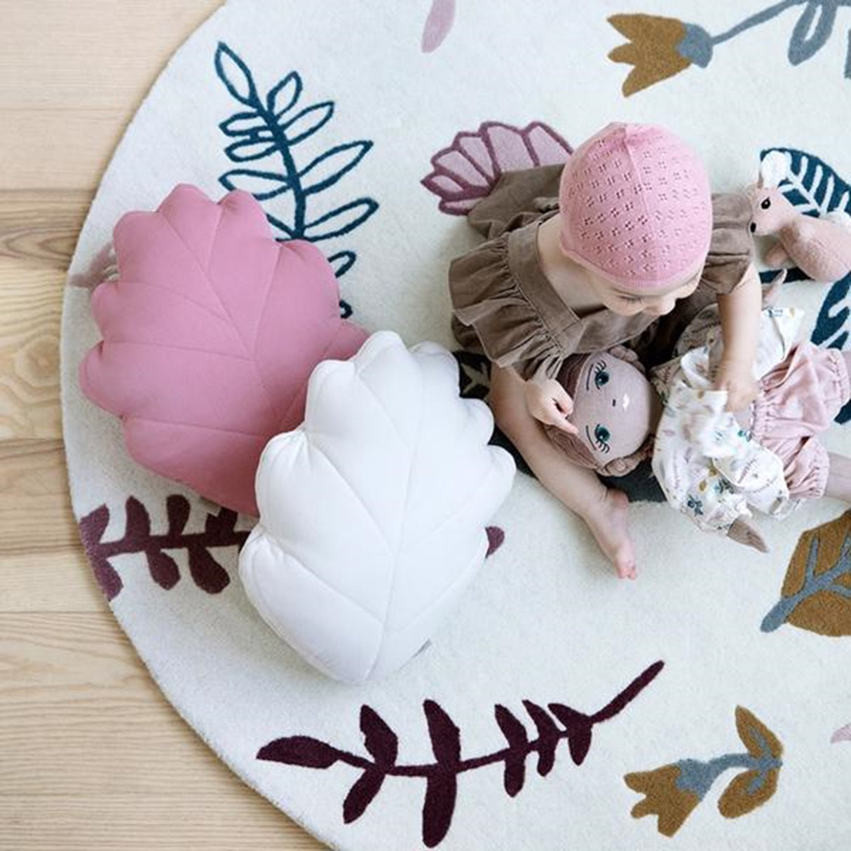 Cam Cam Copenhagen Circular Woolen Gulvtæppe Pressed Leaves Rose