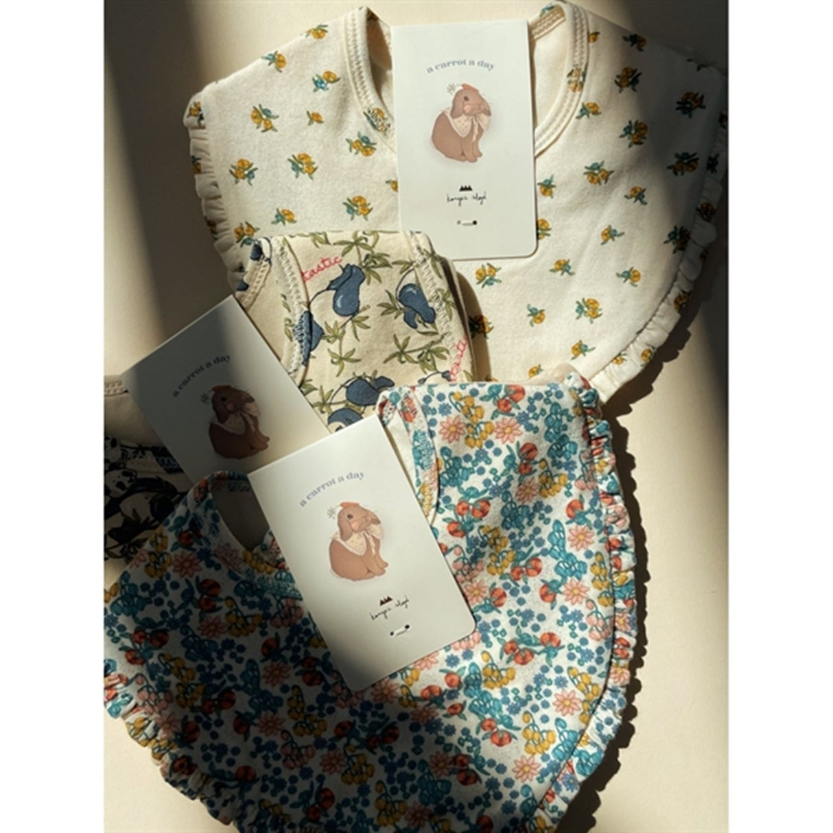 Konges Sløjd Hagesmæk Basis 2-Pak Frill Bibi Fleur/Brazilian Sand