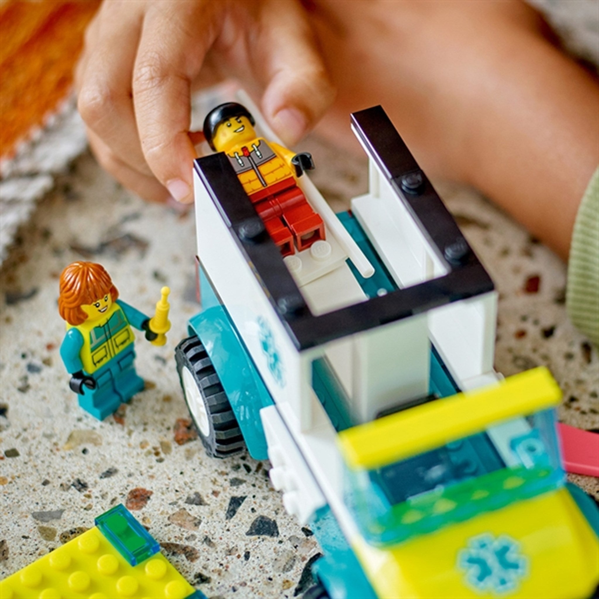 LEGO® City Ambulance og Snowboarder 3
