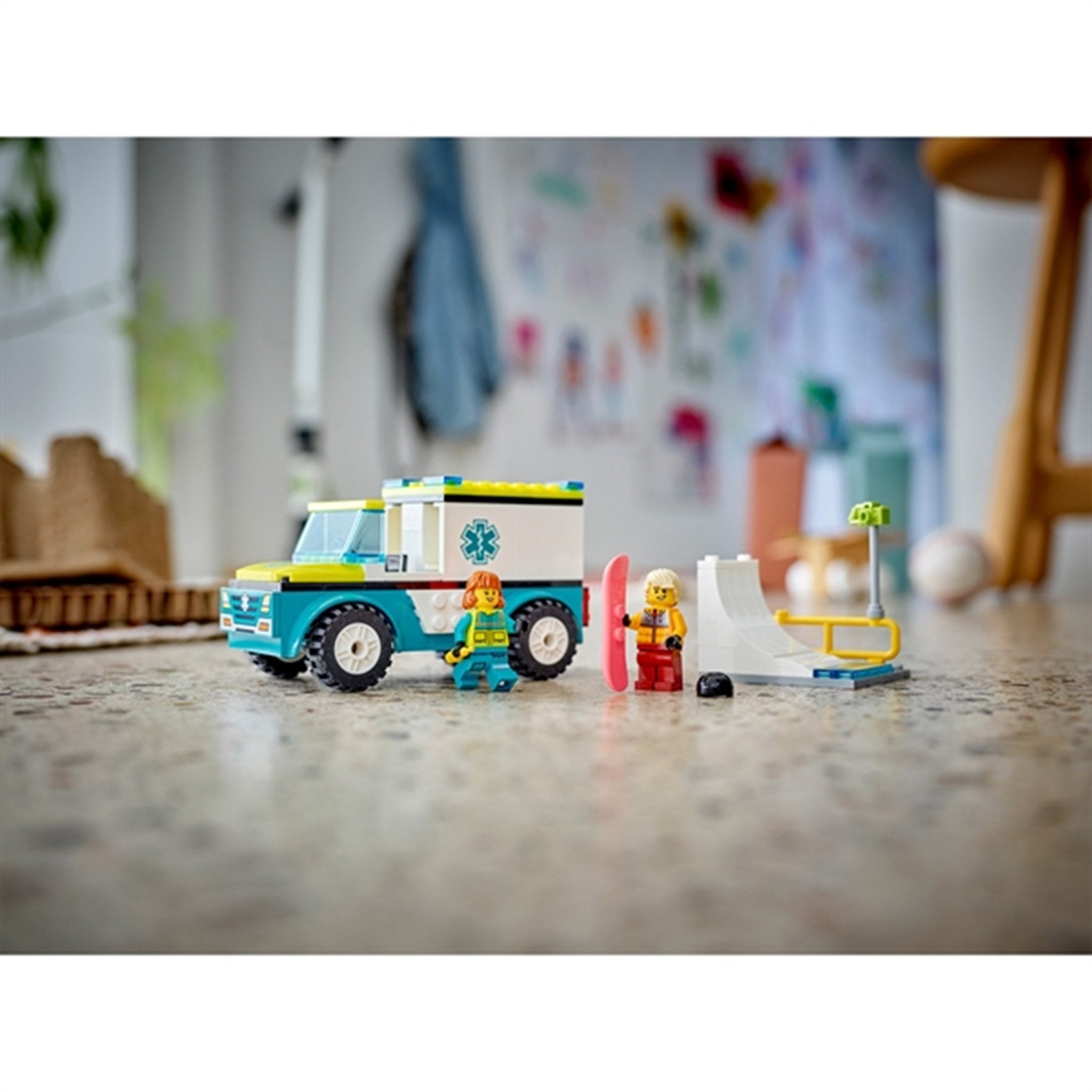 LEGO® City Ambulance og Snowboarder 5