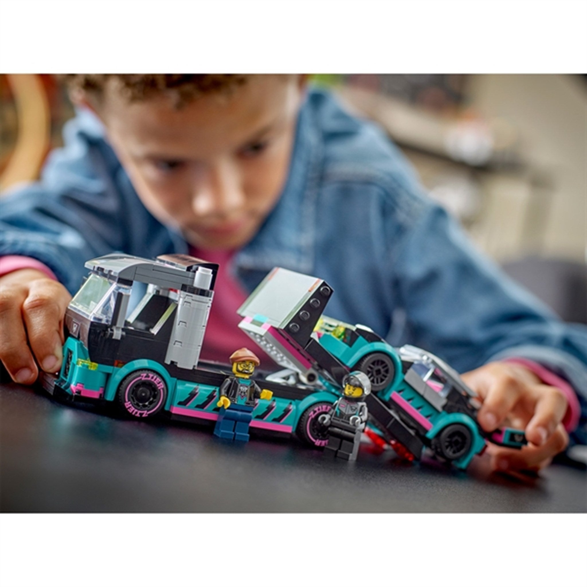 LEGO® City Racerbil og Biltransporter 2