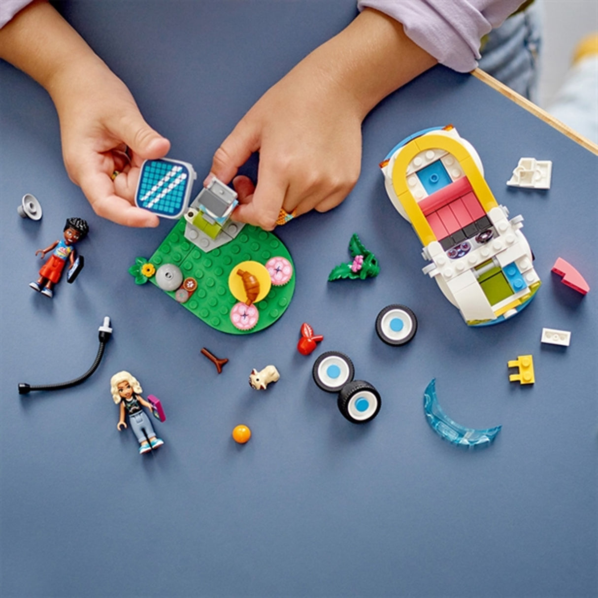 LEGO® Friends Elbil og Ladestander